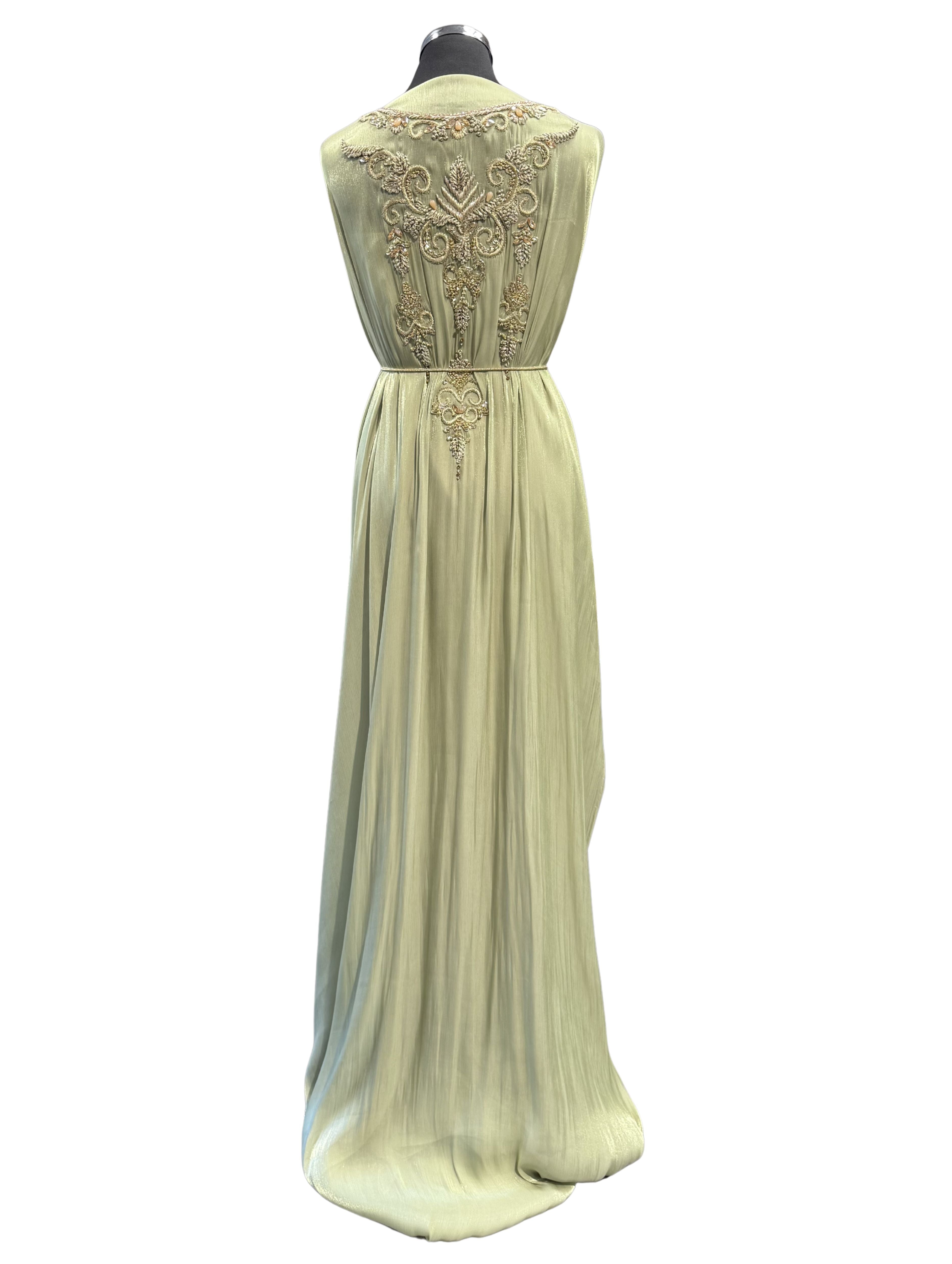 Achterkant van pistache soepel vallende organza stof met gouden bewerking, kralen en steentjes.