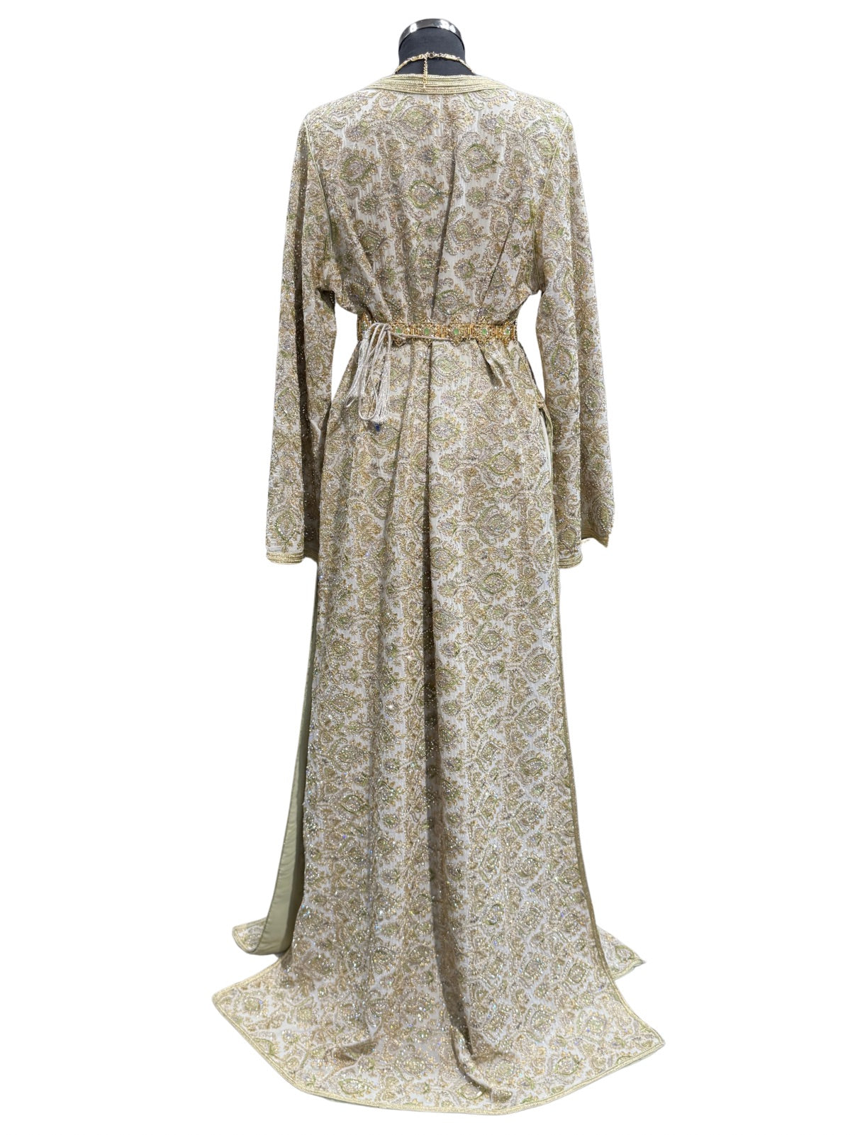 Crème kleurige ready-to-wear takshita met pistache bewerking, gouden details en pistache sfifa, geschikt voor speciale gelegenheden en traditionele Marokkaanse feesten.