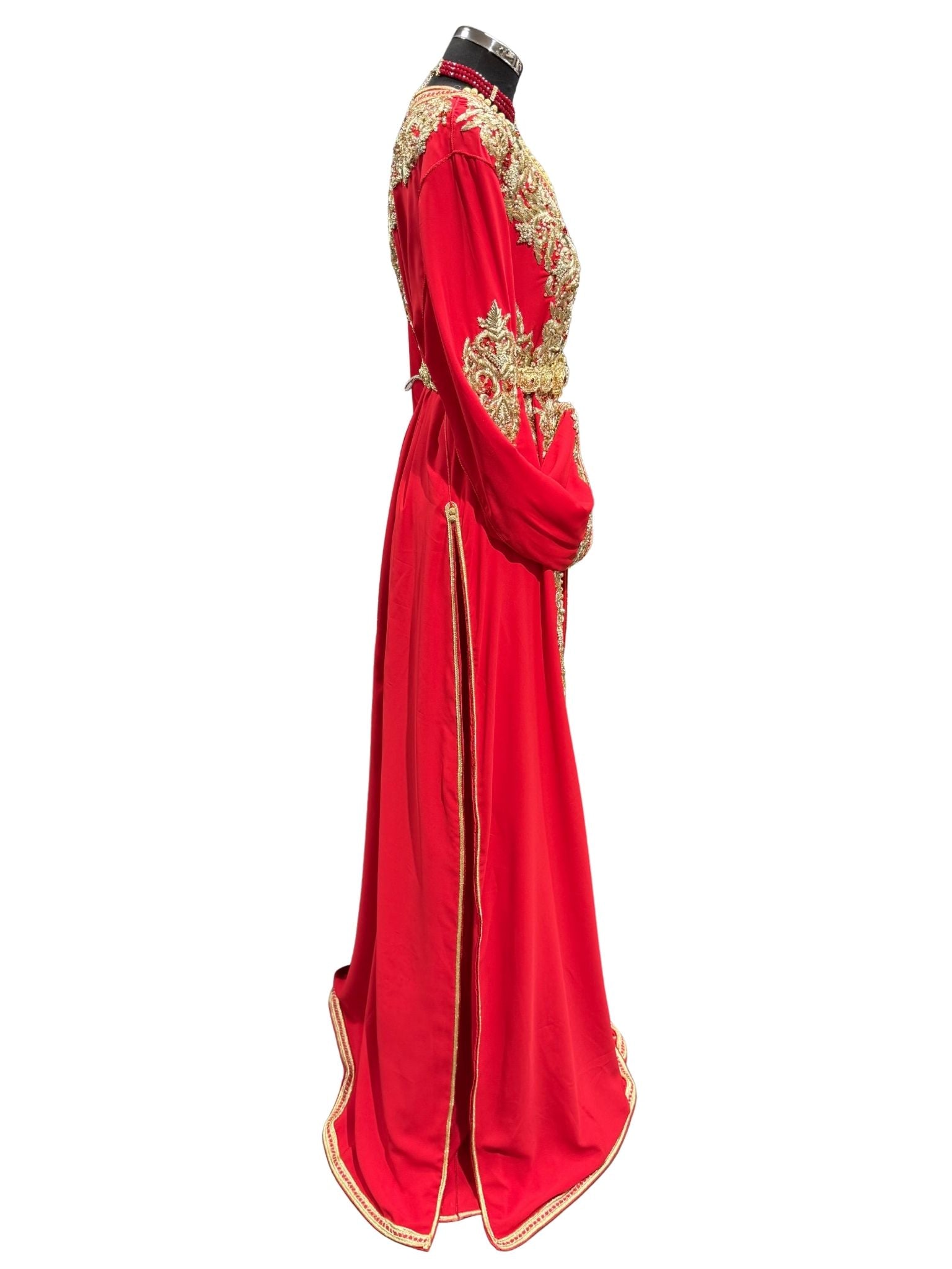 Kant-en-klare Marokkaanse takshita in het rood met gouden sfifa, perfect voor bruiloften en feestelijke gelegenheden.