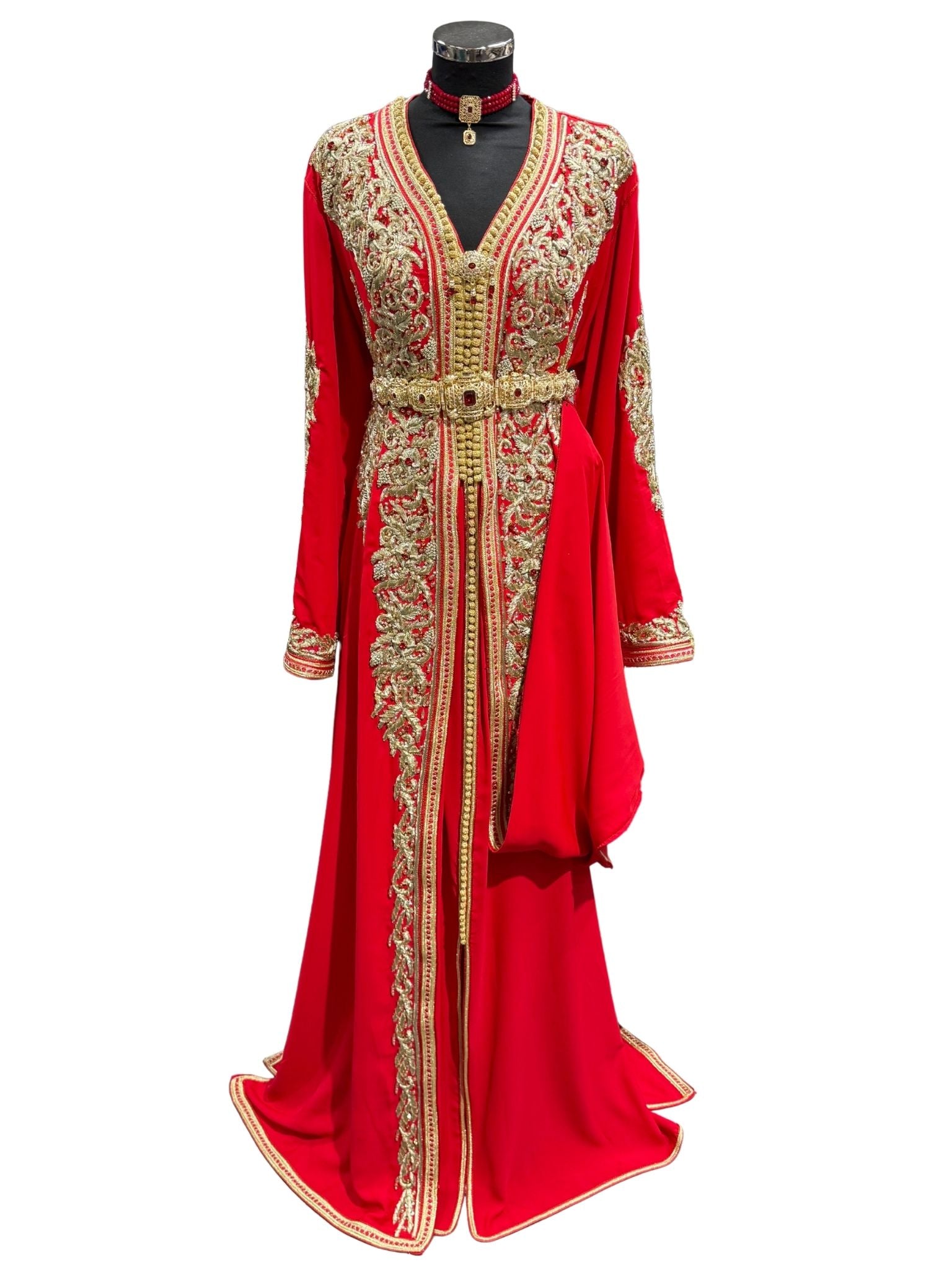 Kant-en-klare Marokkaanse takshita in het rood met gouden sfifa, perfect voor bruiloften en feestelijke gelegenheden.