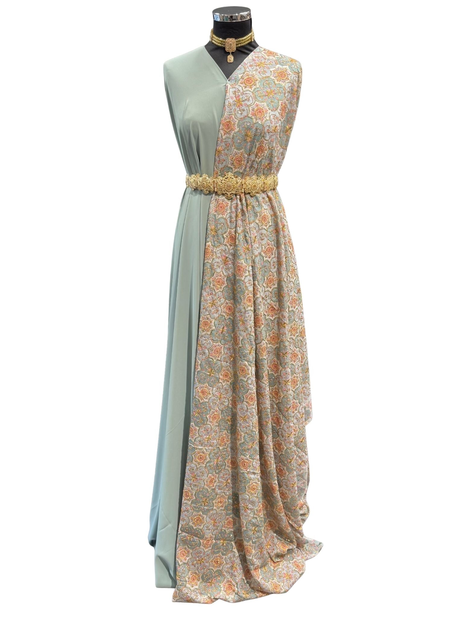 Luxe zeegroene sari stof met glinsterende gouden steentjes, perfect voor Marokkaanse takshitas of caftan.