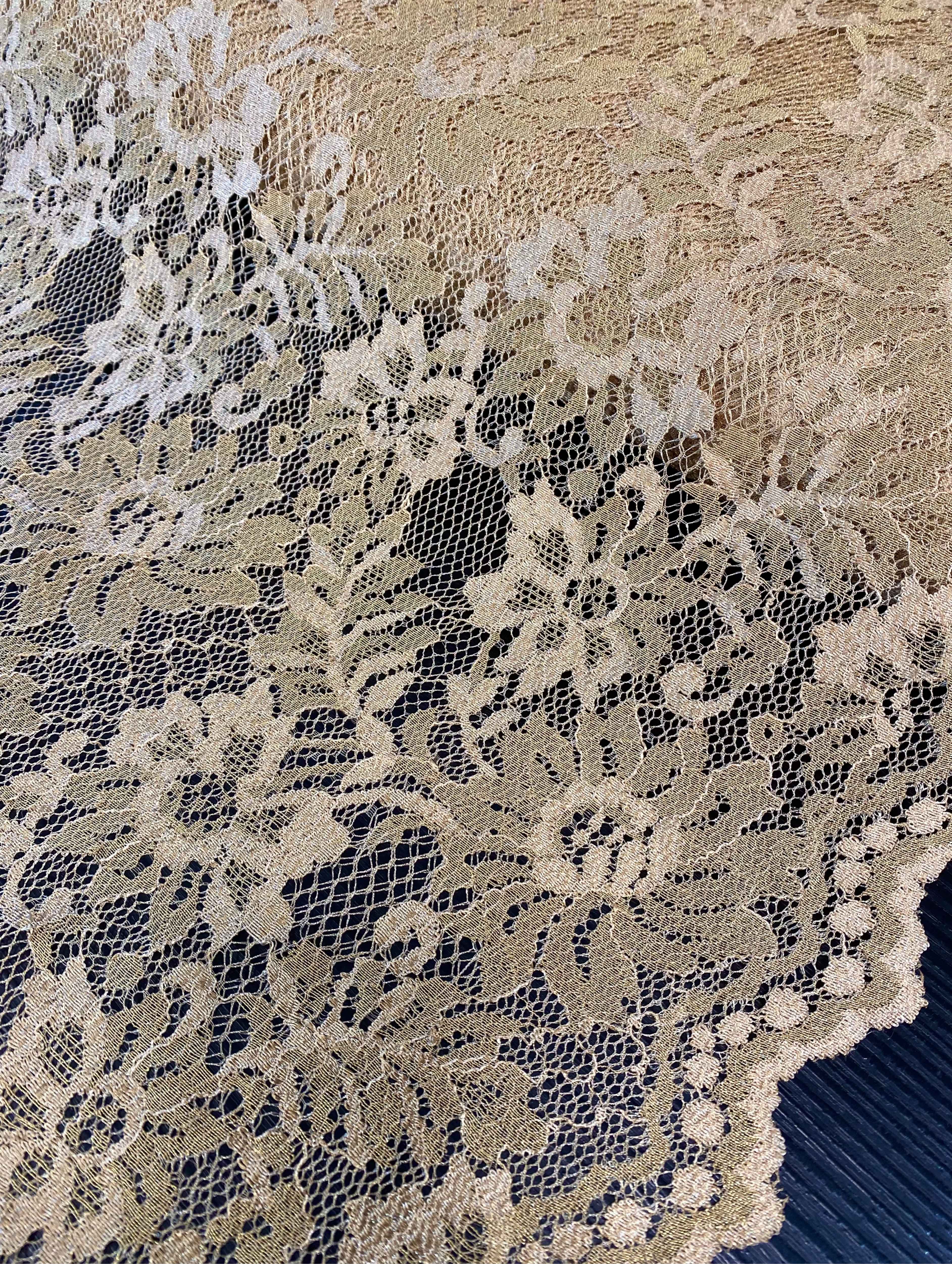 Donkergouden sluierkant stof met fijne kantstructuur, geschikt voor sluiers, jurken en decoratieve afwerkingen.