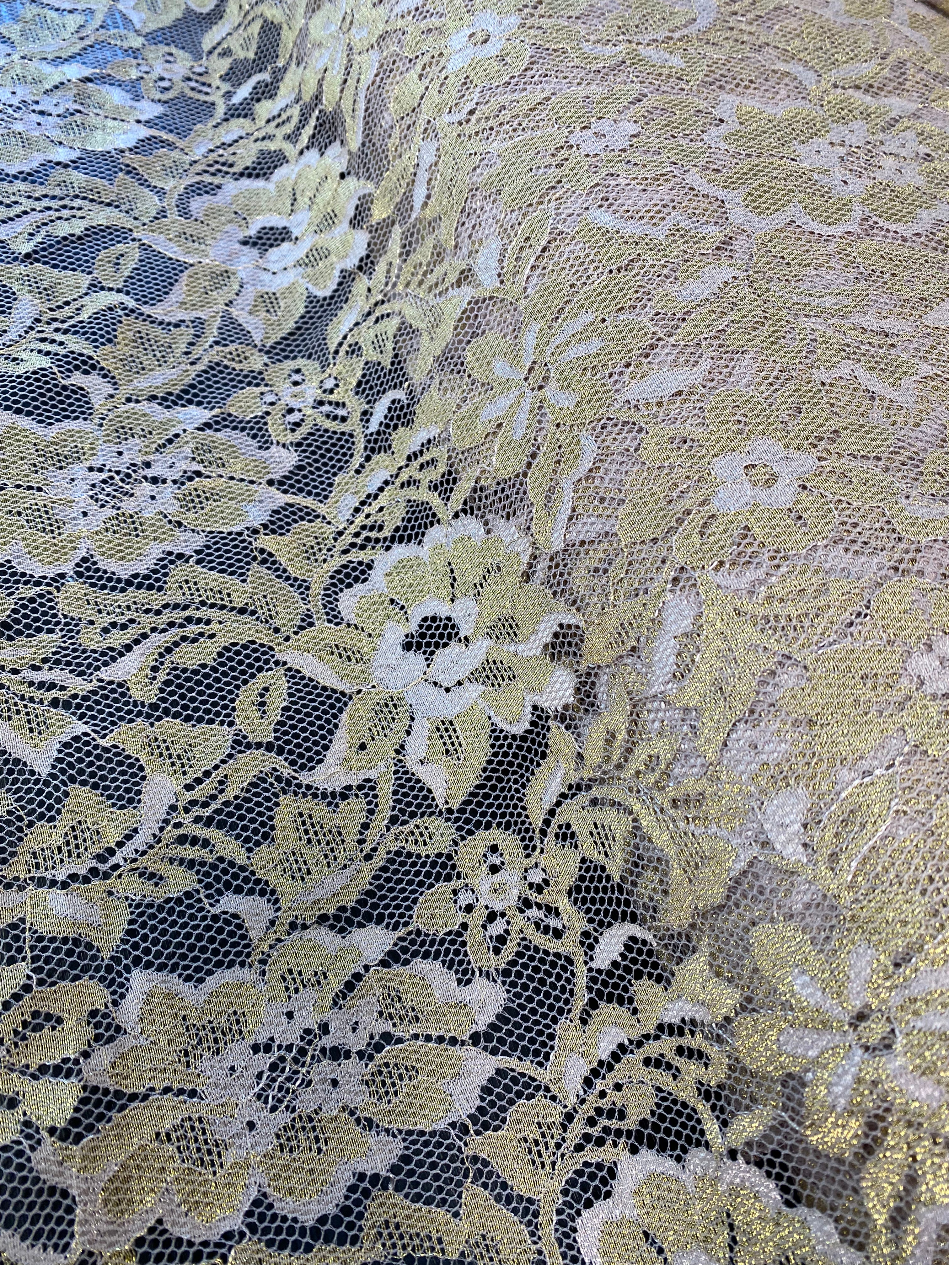 Ingezoomde foto van taupe sluierkant met gouden details, waarbij de fijne kantstructuur en het patroon goed zichtbaar zijn. Geschikt voor sluiers, jurken en decoratieve afwerkingen.