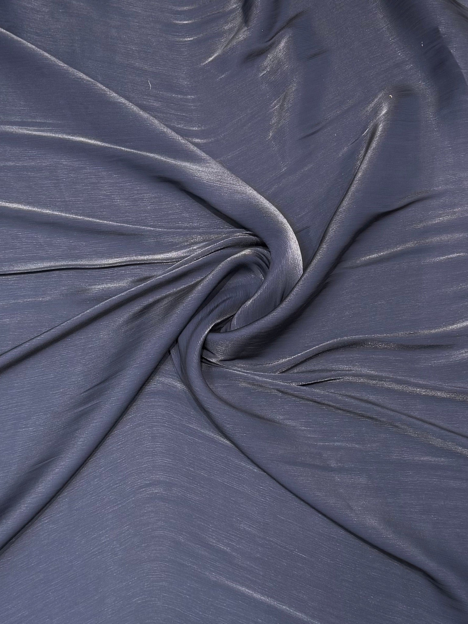 Staalblauwe organza stof, soepel vallend met subtiele glans. Perfect voor takshita, kaftan, avondjurken en feestelijke kleding.