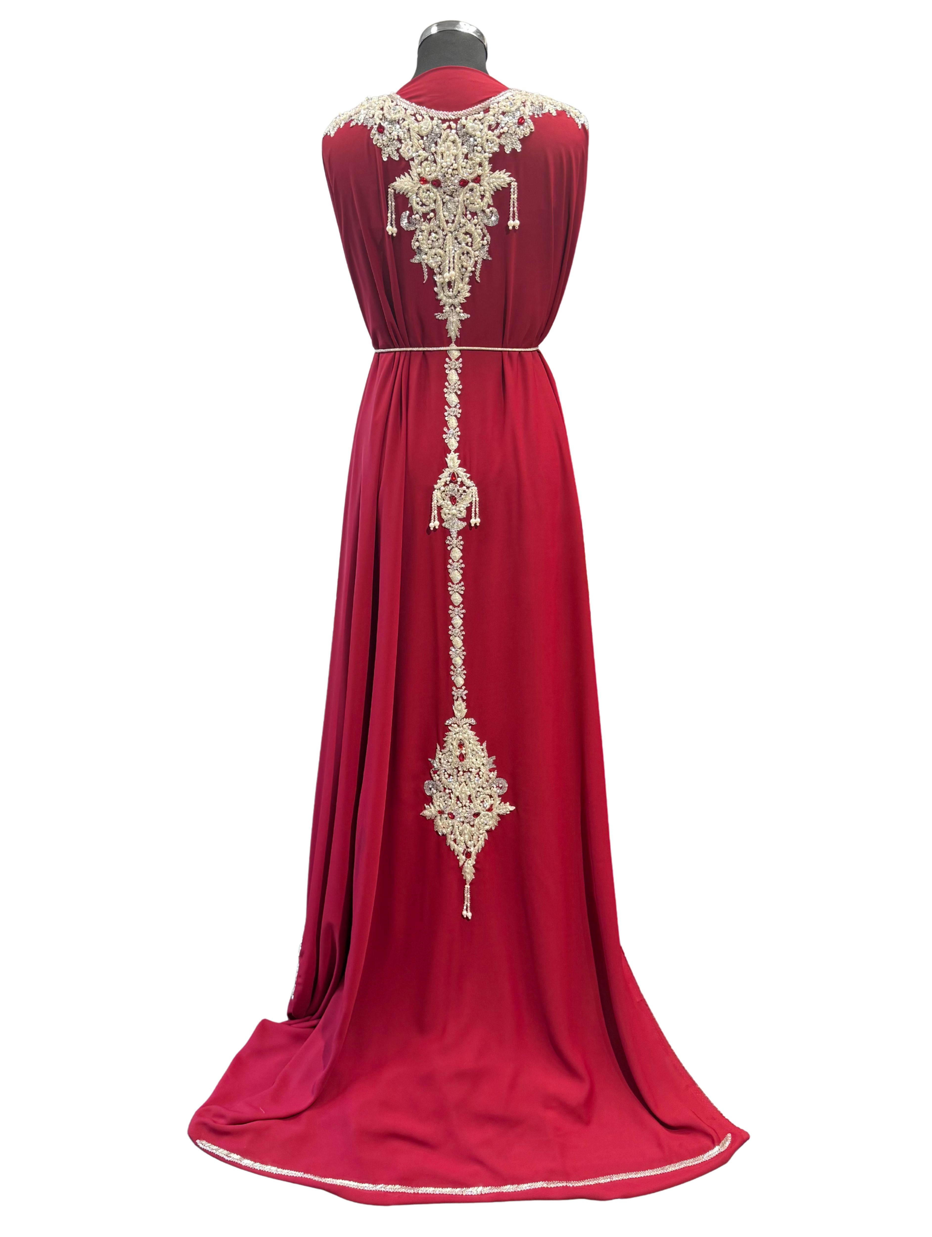 Achterkant van bordeaux takchita crepe stof, bewerkt met zilveren borduurwerk en fonkelende glassteentjes. De onderstof is bordeaux crepe.