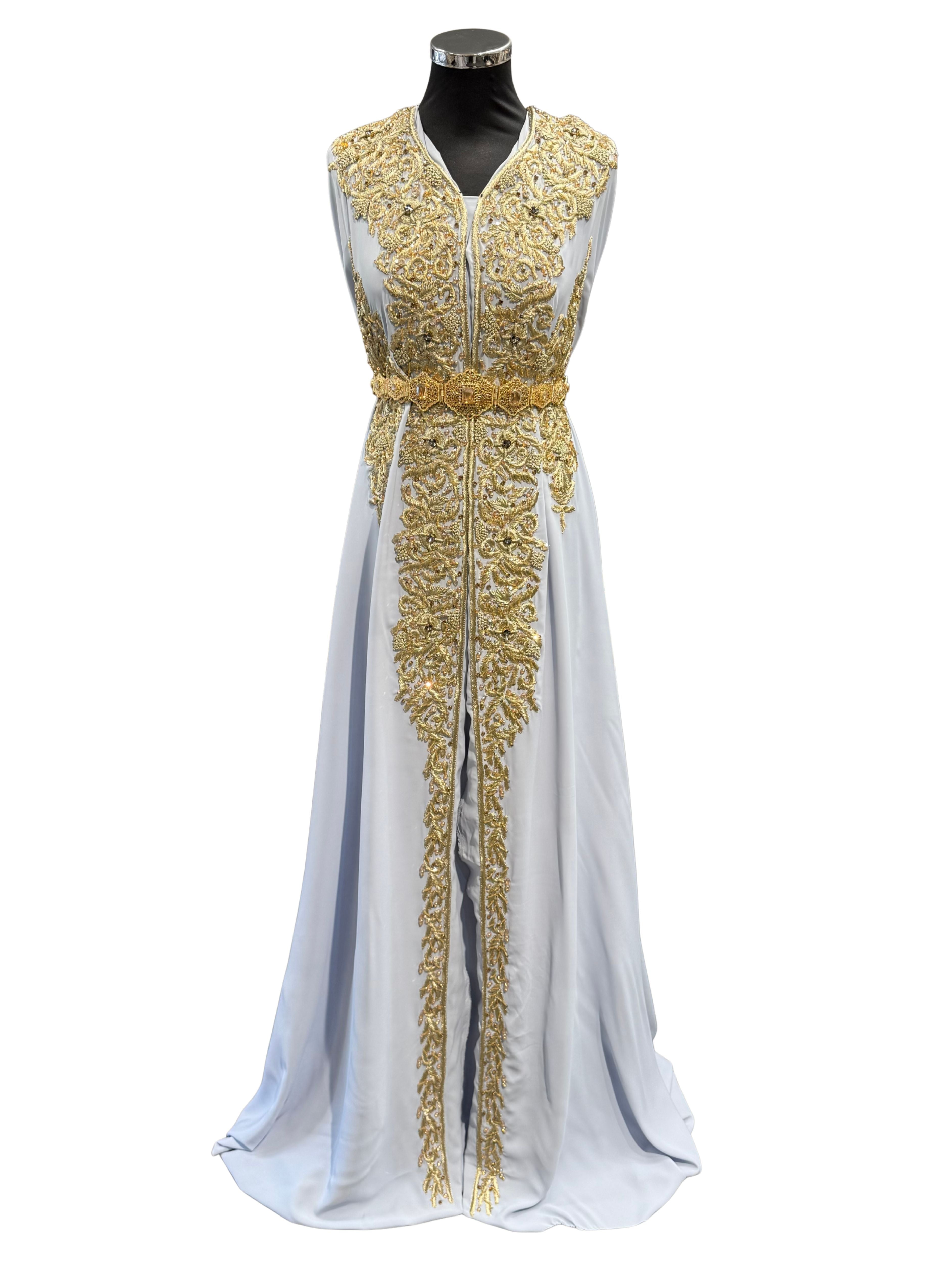 Voorkant van lichtblauwe takshita stof, verfijnd afgewerkt met elegant gouden borduurwerk.