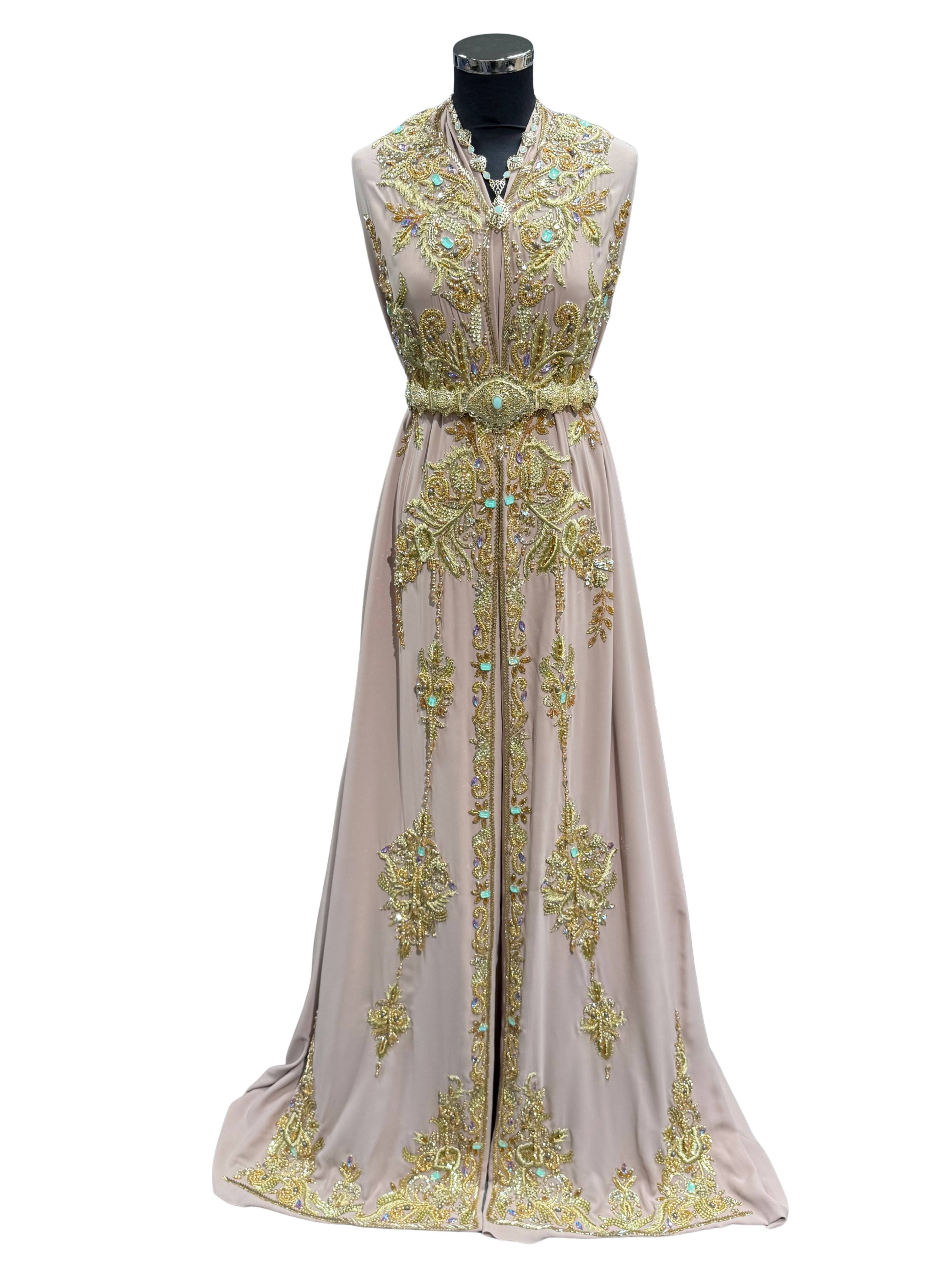 Voorkant van blush nude takshita stof, verfijnd bewerkt met gouden accenten en blauwgroene opal stenen.