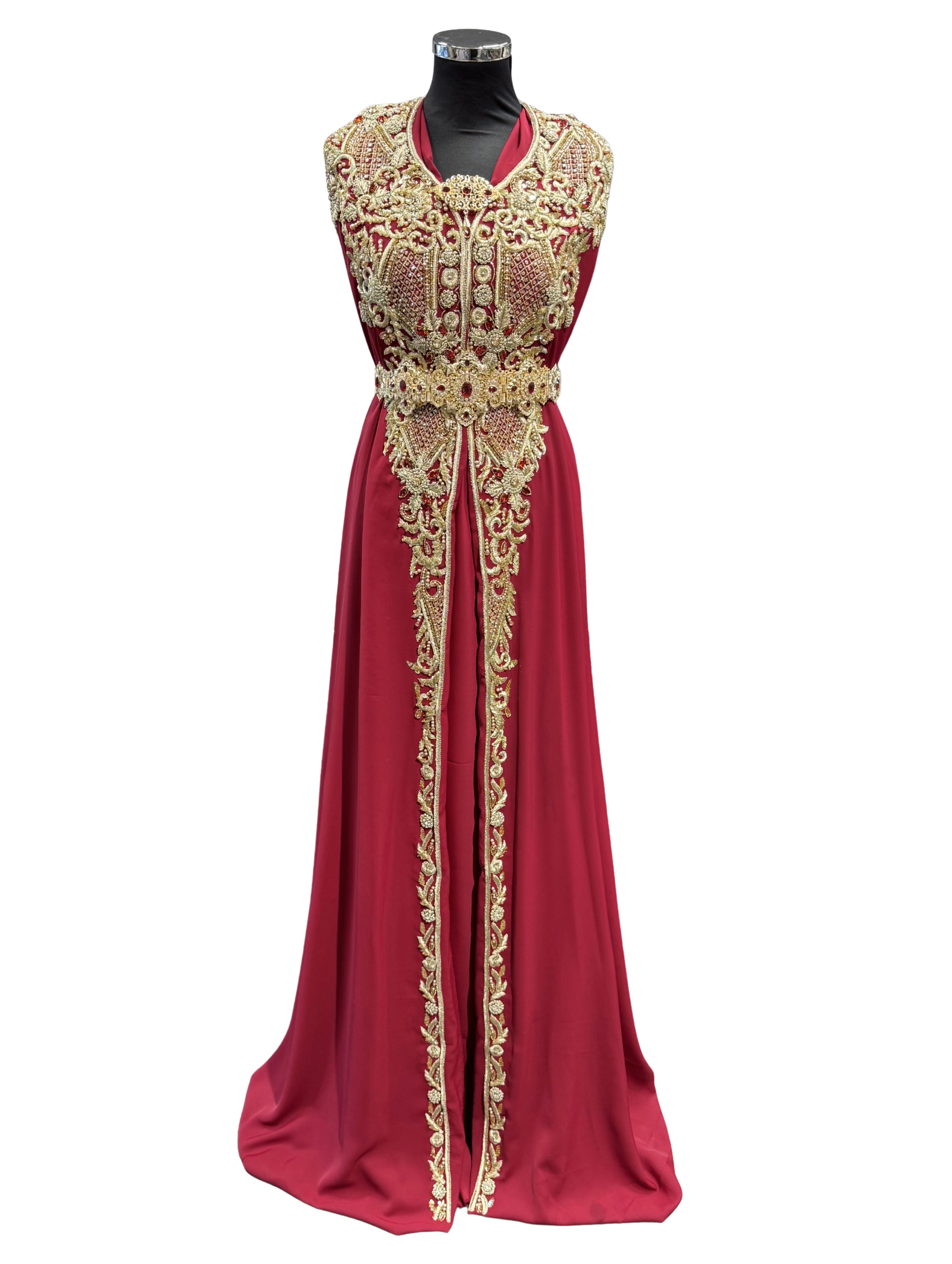 Voorkant van bordeaux takshita stof van crepe kwaliteit, afgewerkt met borduurwerk. De onderstof is bordeaux crepe.