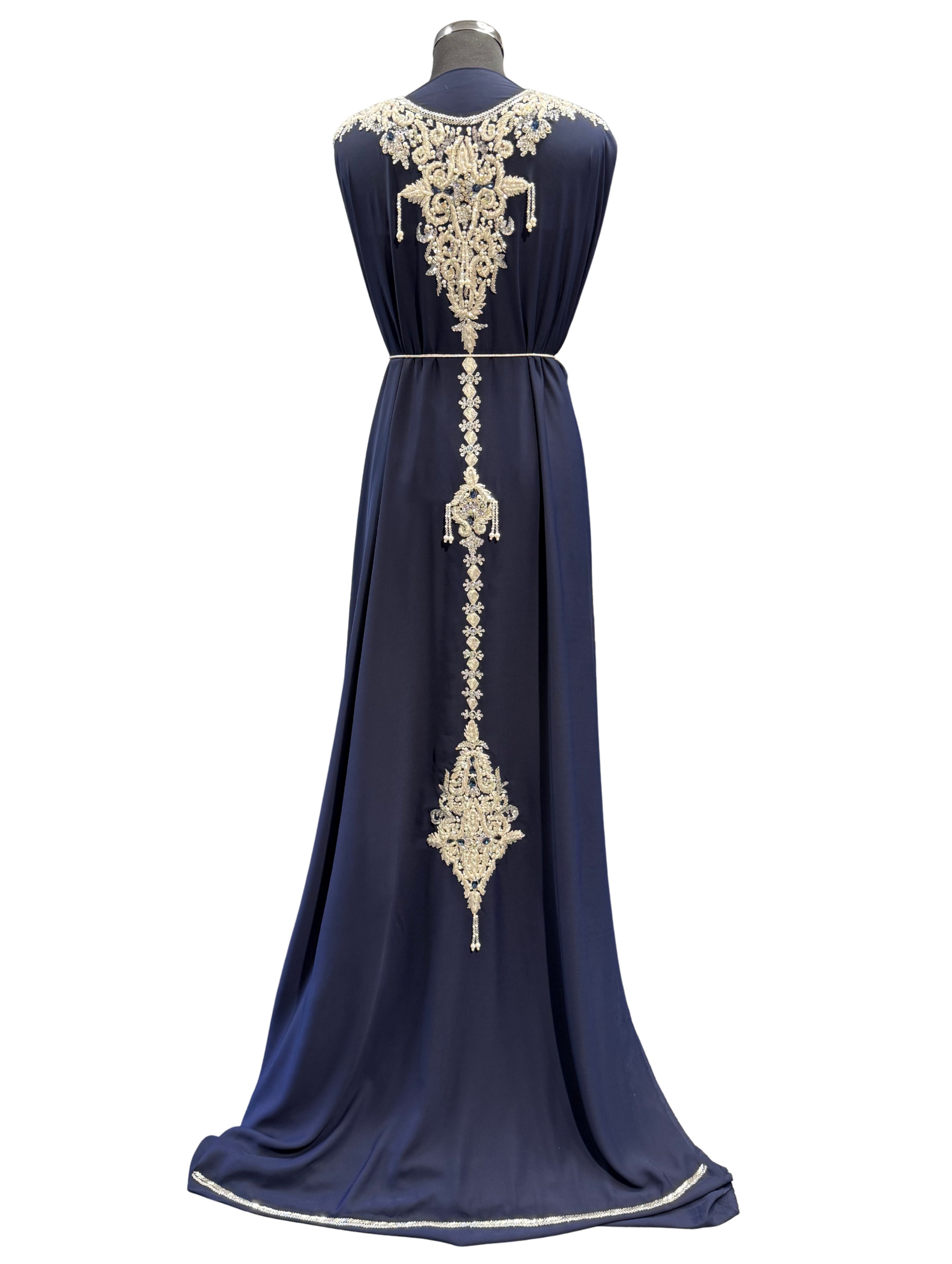 Achterkant van donkerblauwe takshita stof van crepe kwaliteit, bewerkt met zilveren accenten. De onderstof is donkerblauw crepe.