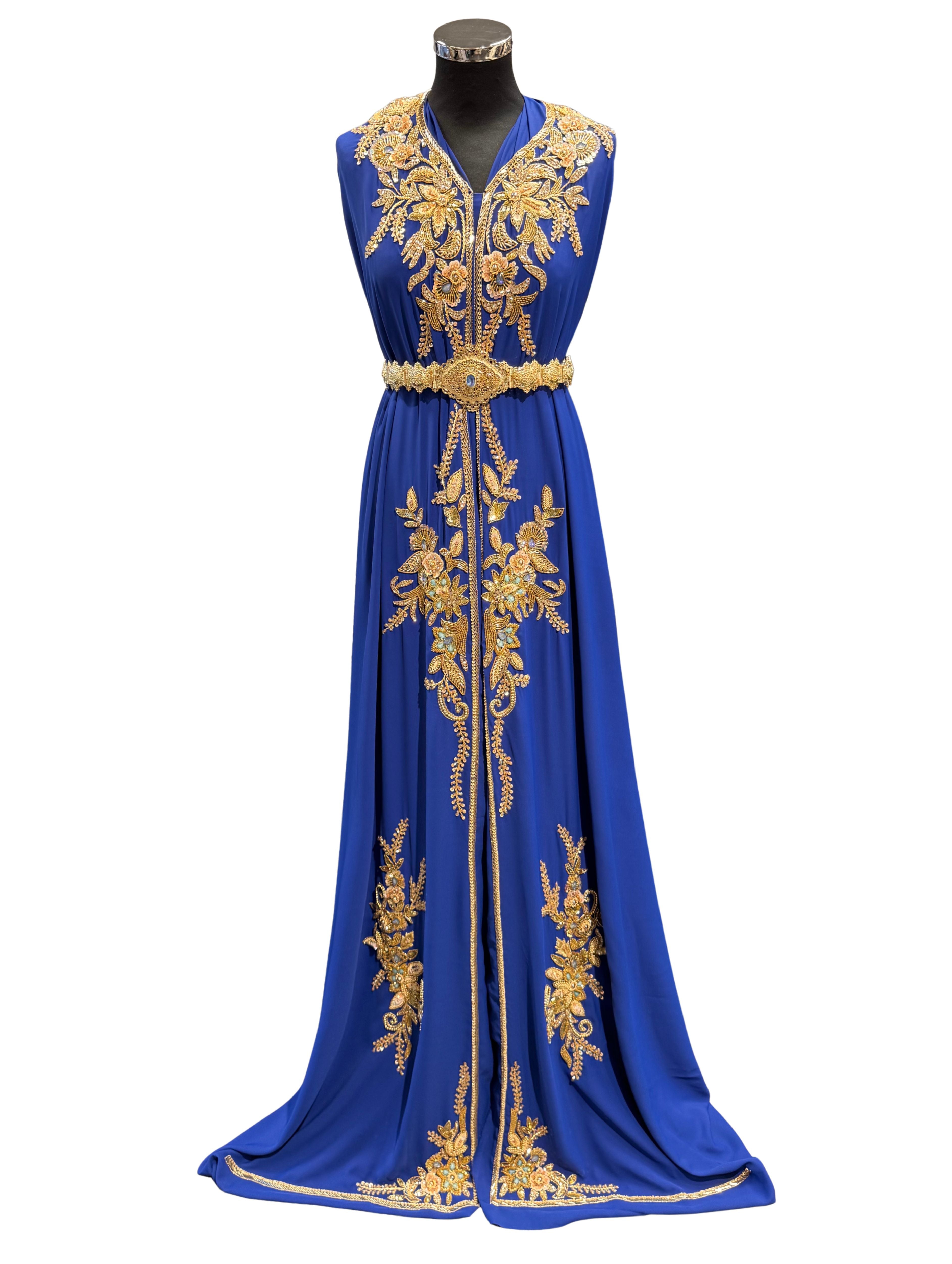 Voorkant van kobaltblauwe takshita stof van crepe kwaliteit, bewerkt met gouden accenten. De onderstof is kobaltblauw crepe.