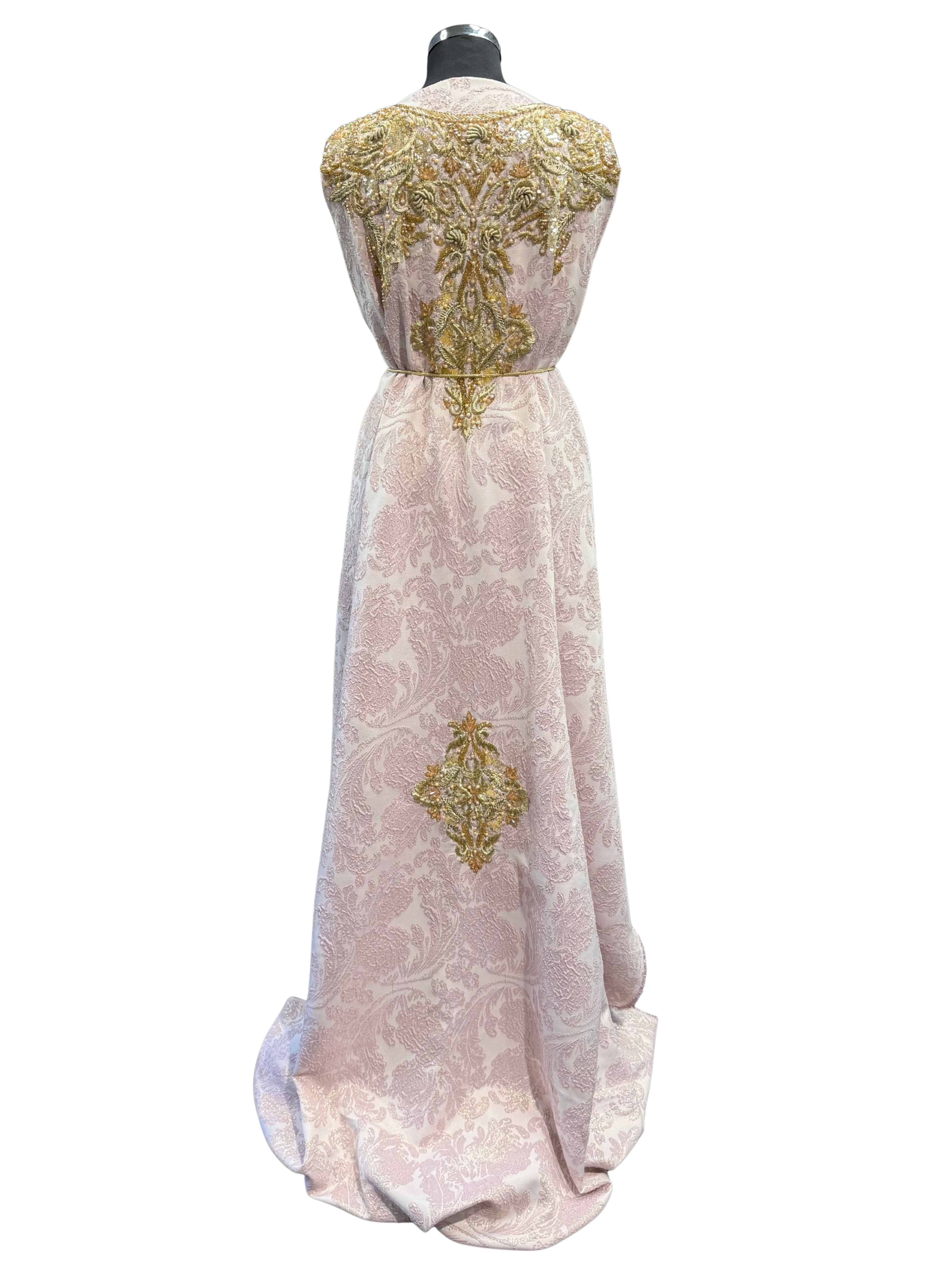 Achterkant van lila roze brocard takshita stof van crepe kwaliteit, bewerkt met gouden borduurwerk, fonkelende kralen en stenen. De onderstof is lila roze crepe.