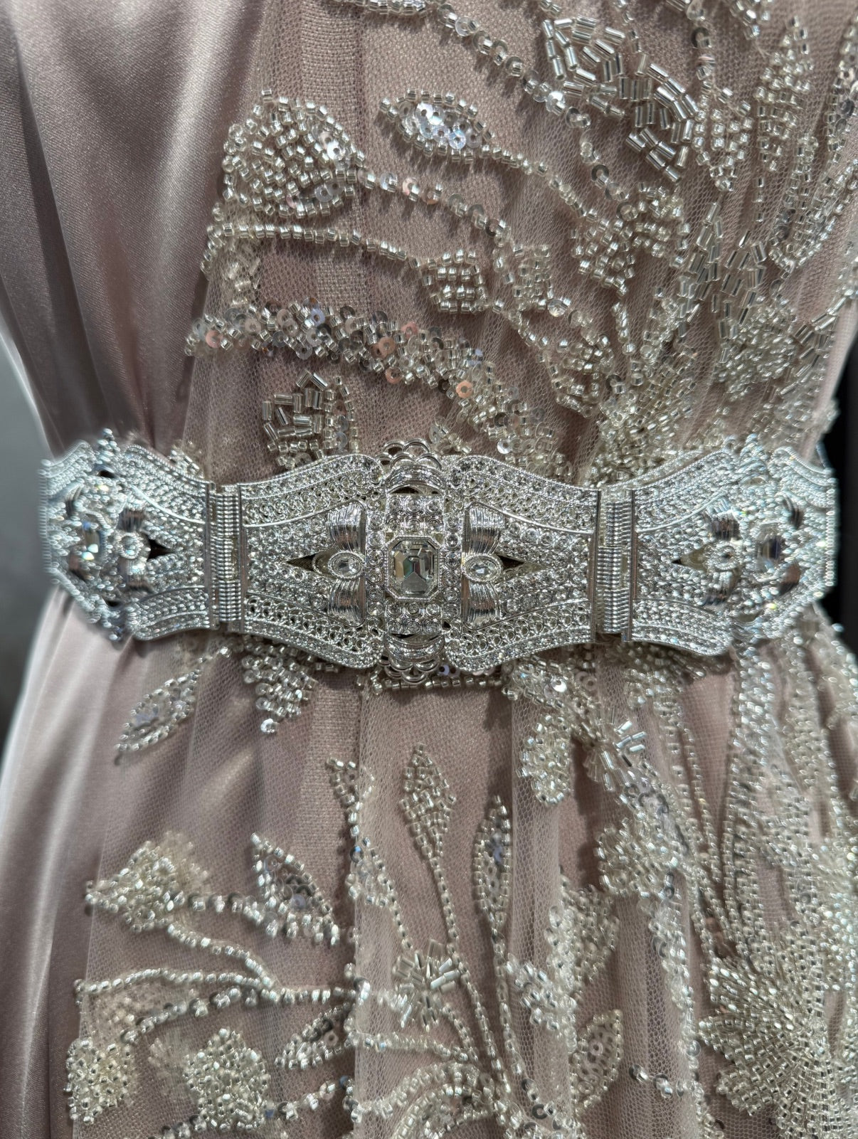 Elegante zilveren taqlidi riem, traditionele Marokkaanse mdamma riem versierd met stralende steentjes, ideaal bij een takshita