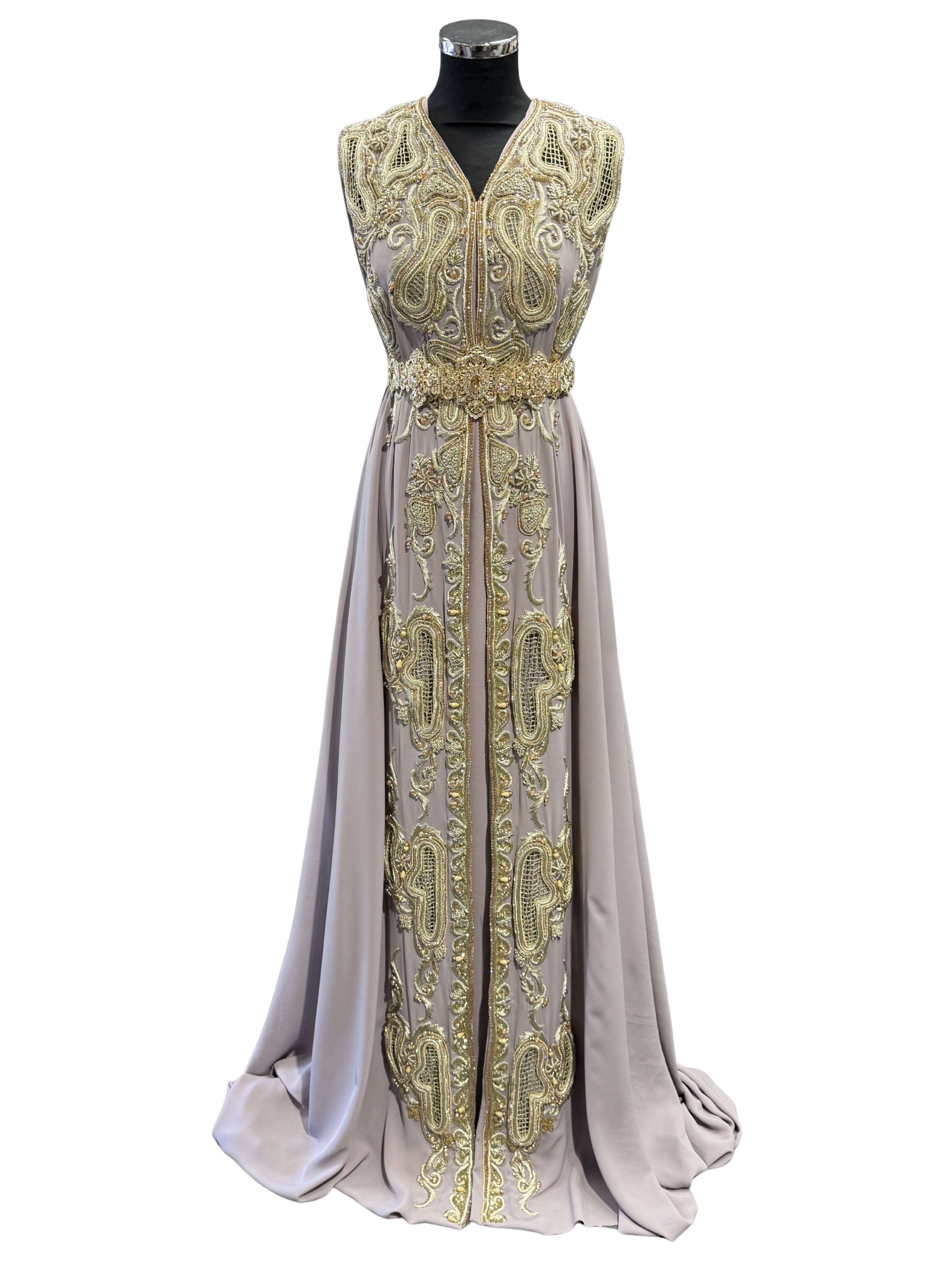 Taupe crêpe stof met gouden borduurwerk en guipure – voorkant