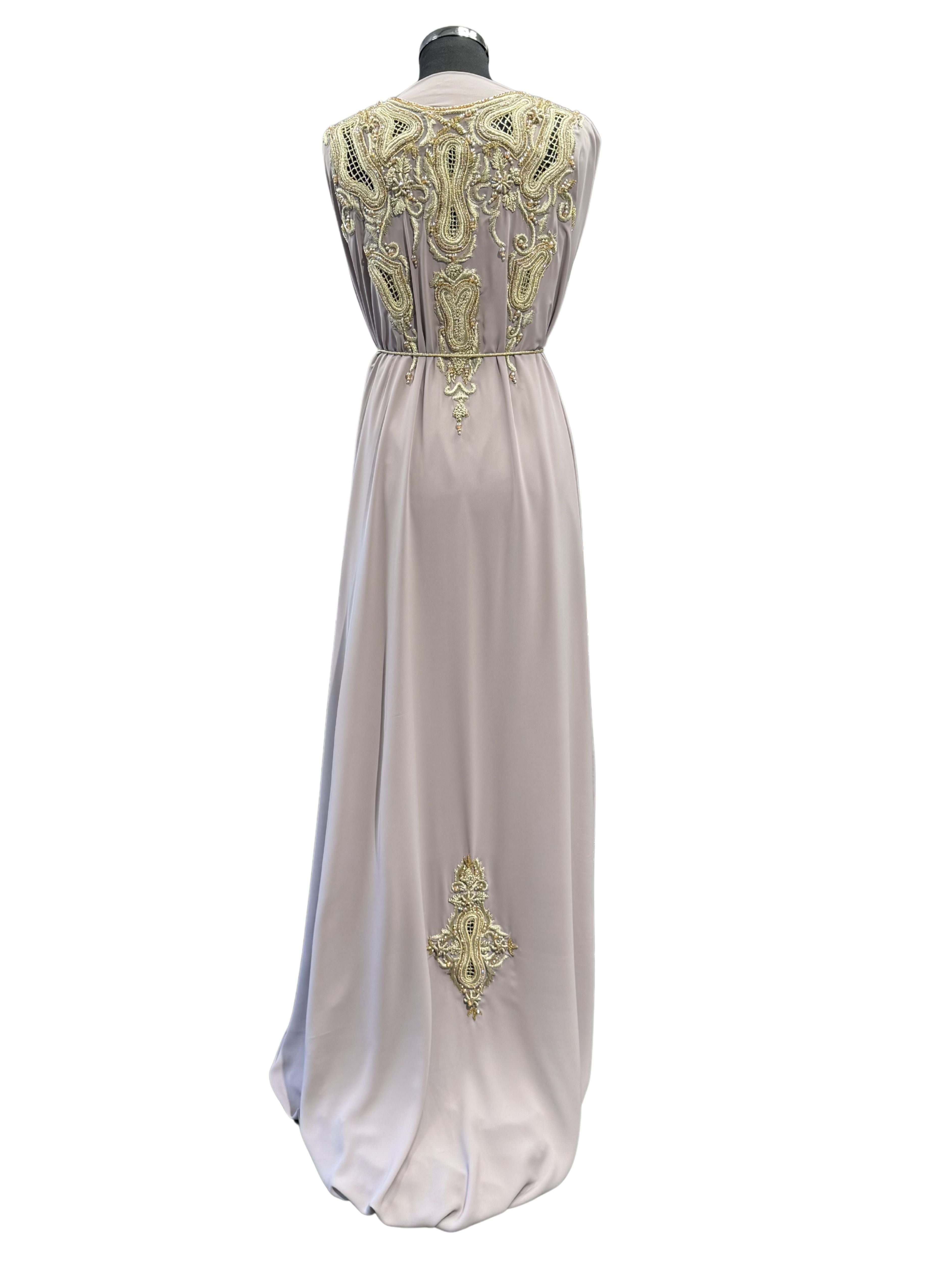 Taupe crêpe stof met guipure en kralen – achterkant