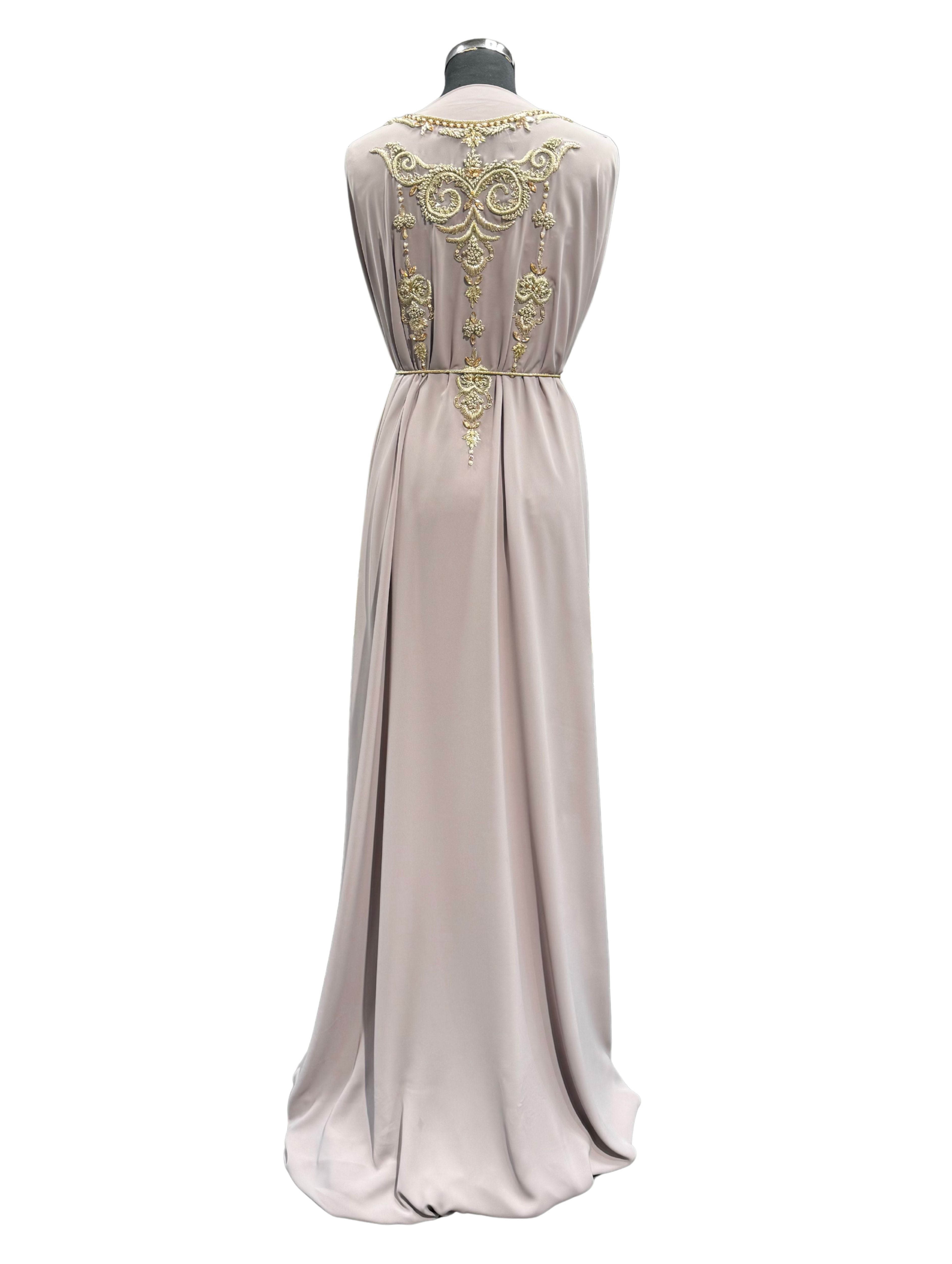 Achterkant van taupe crêpe stof voor takshita met egale structuur en soepel vallende crêpe kwaliteit.