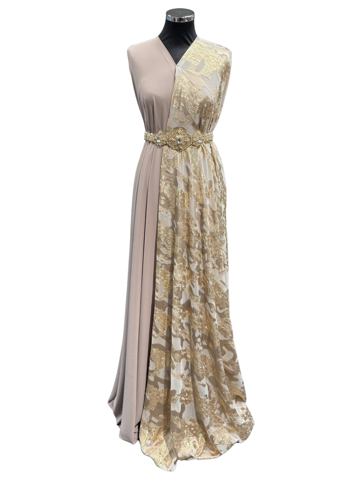 Tlija stof taupe met gouden versiering geschikt voor Dirac, kurdische kleding, kaftan en traditionele kleding.