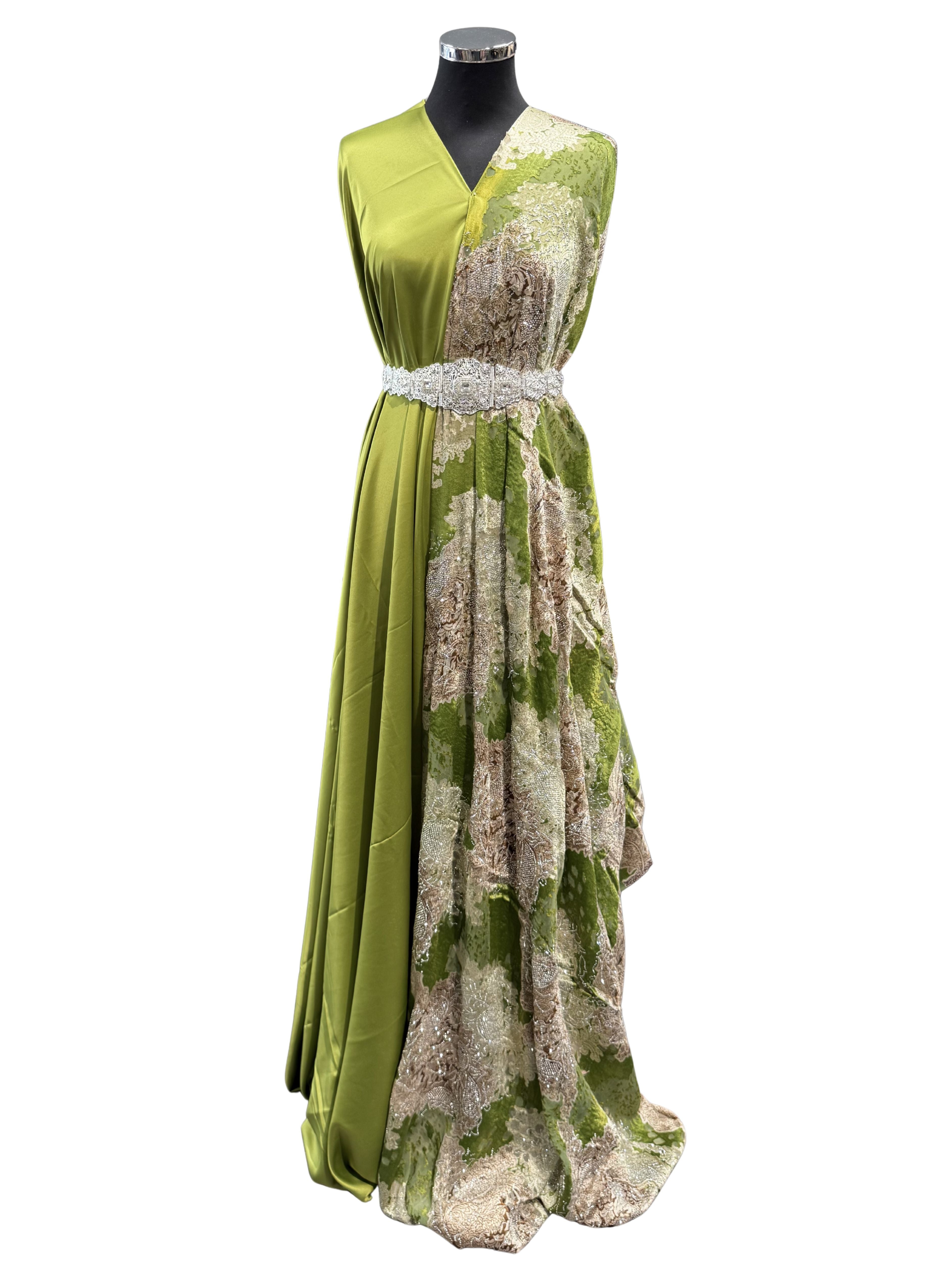 Luxe velvet tlija stof in appelgroen met zilverkleurige steentjes en grijze accenten voor takshita en caftan.