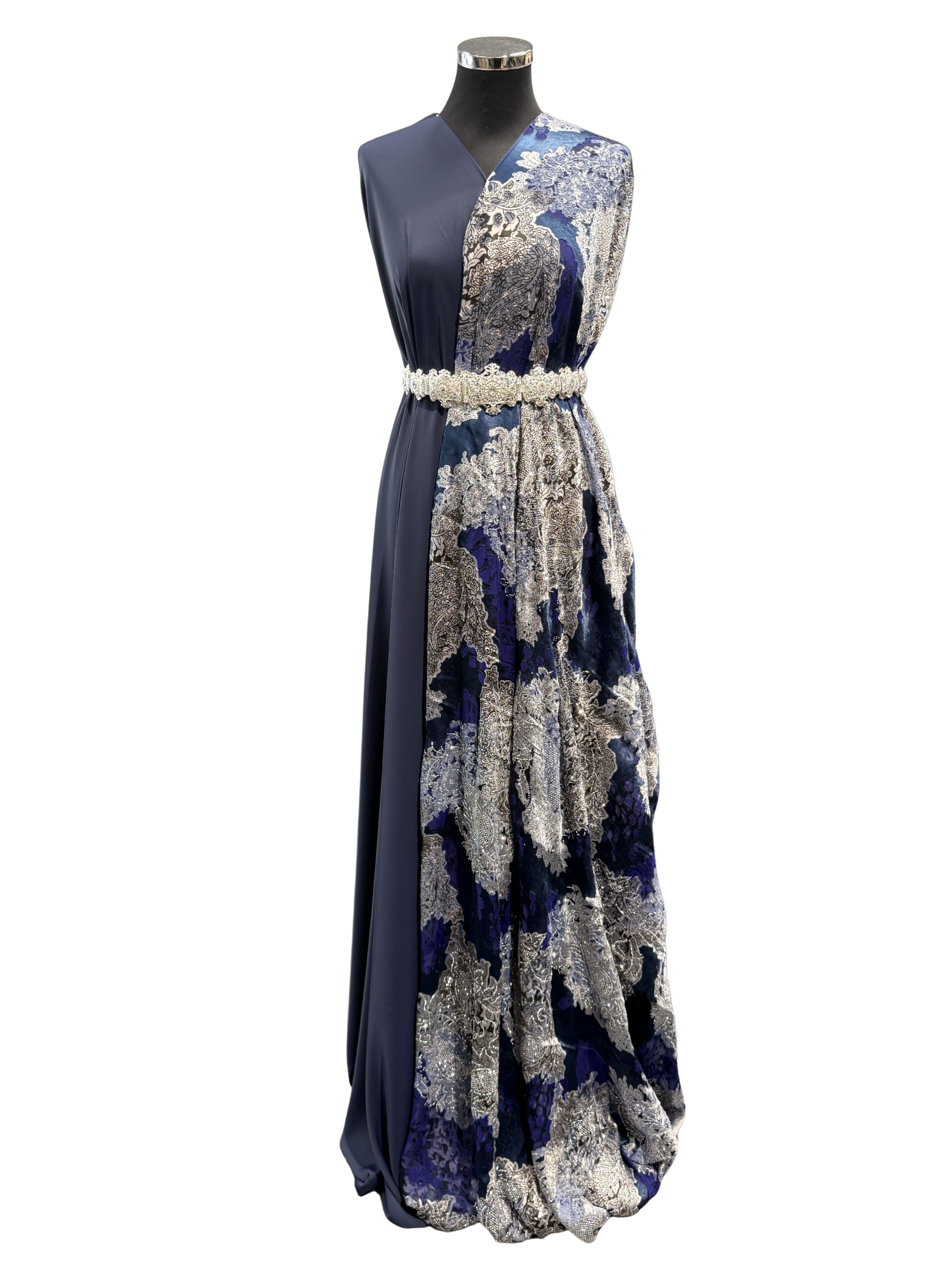 Luxe velvet tlija stof in nachtblauw met indigokleurige accenten en zilverkleurige steentjes voor takshita en caftan.