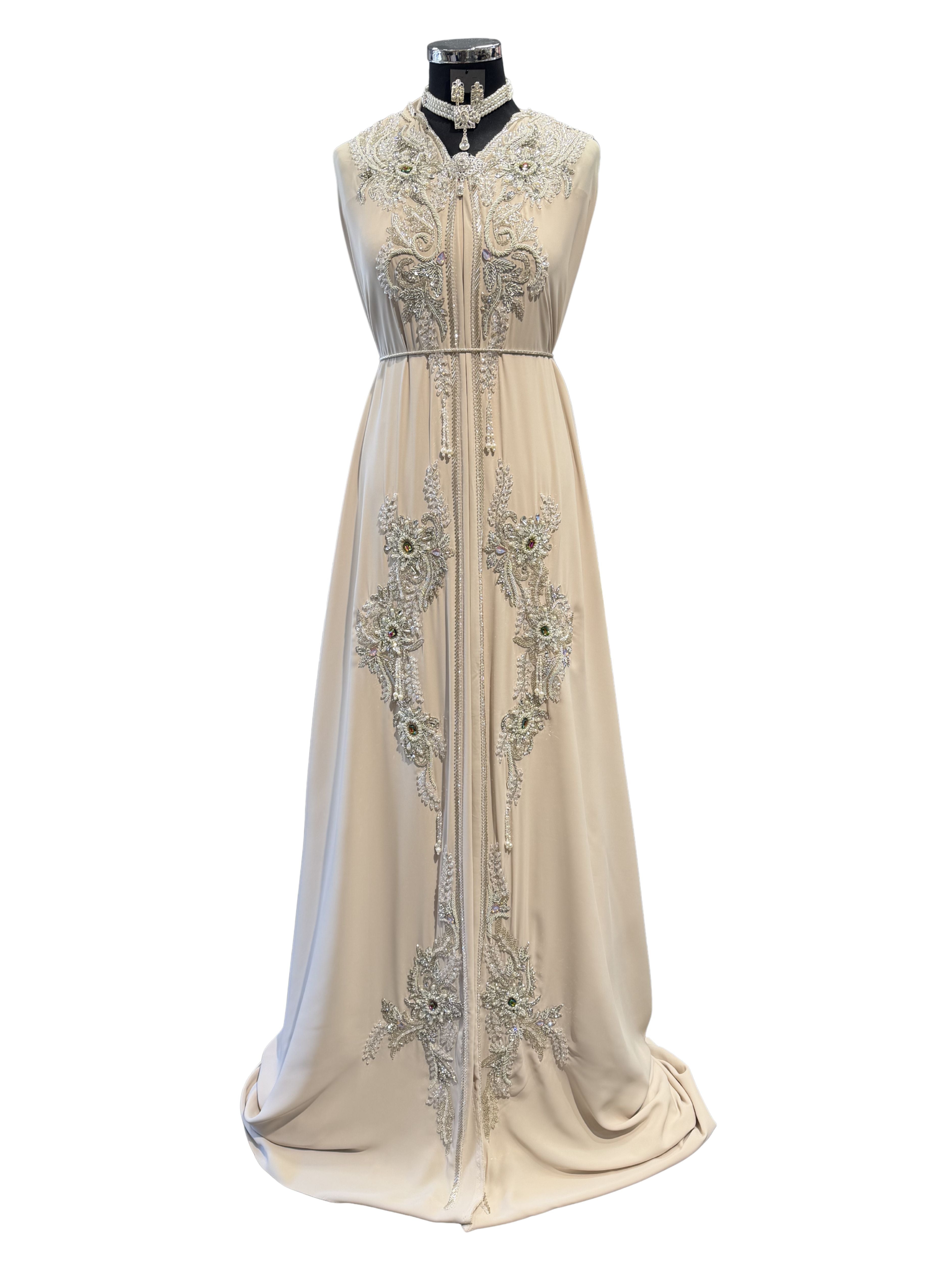 Beige crêpe takshita stof met zilveren bewerking voorkant