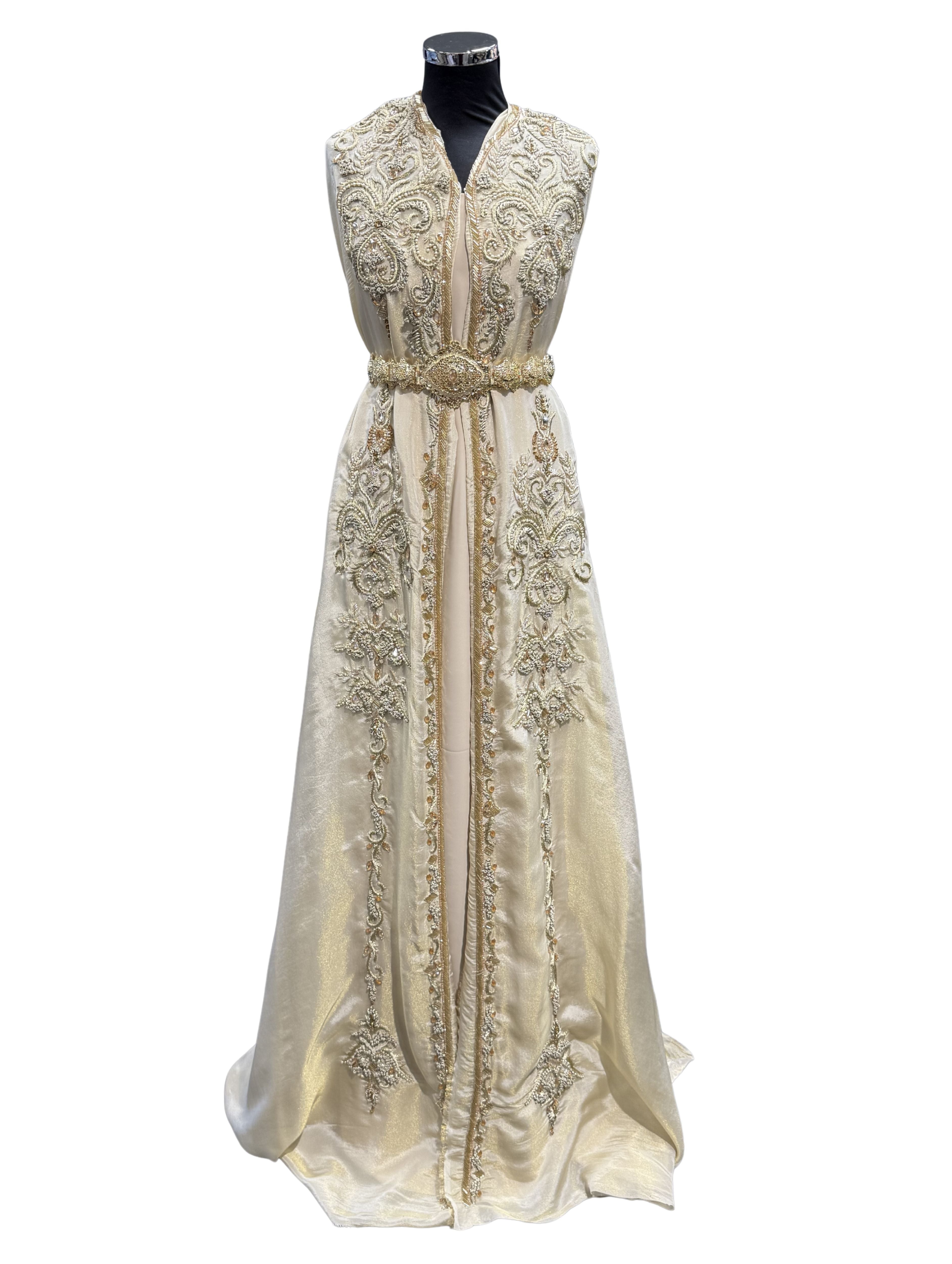 Voorkant van goudbeige metallic organza takshita stof met gouden bewerking.