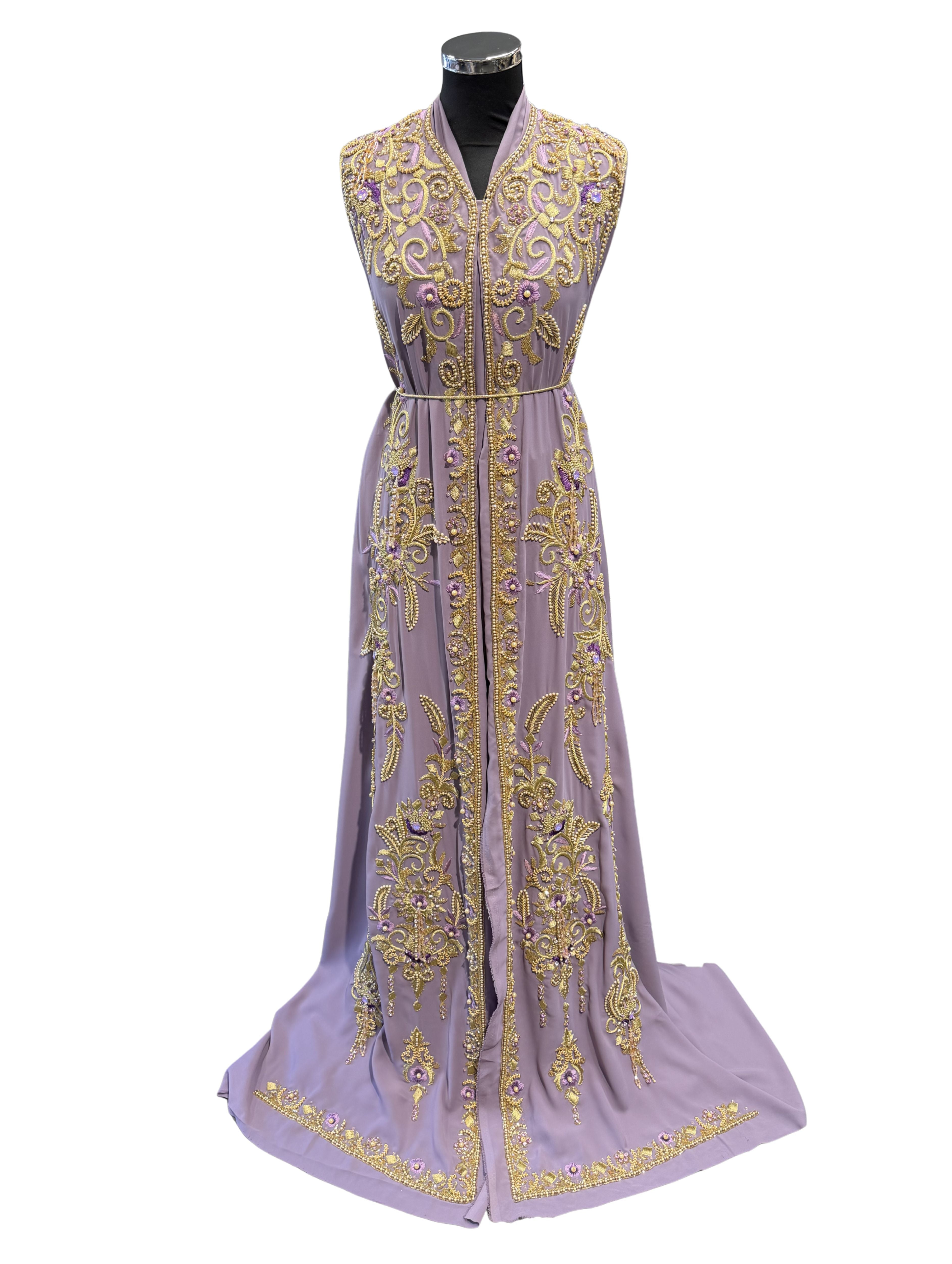 Paarse crêpe takshita stof met paars borduurwerk, goud, parels en steentjes voorkant