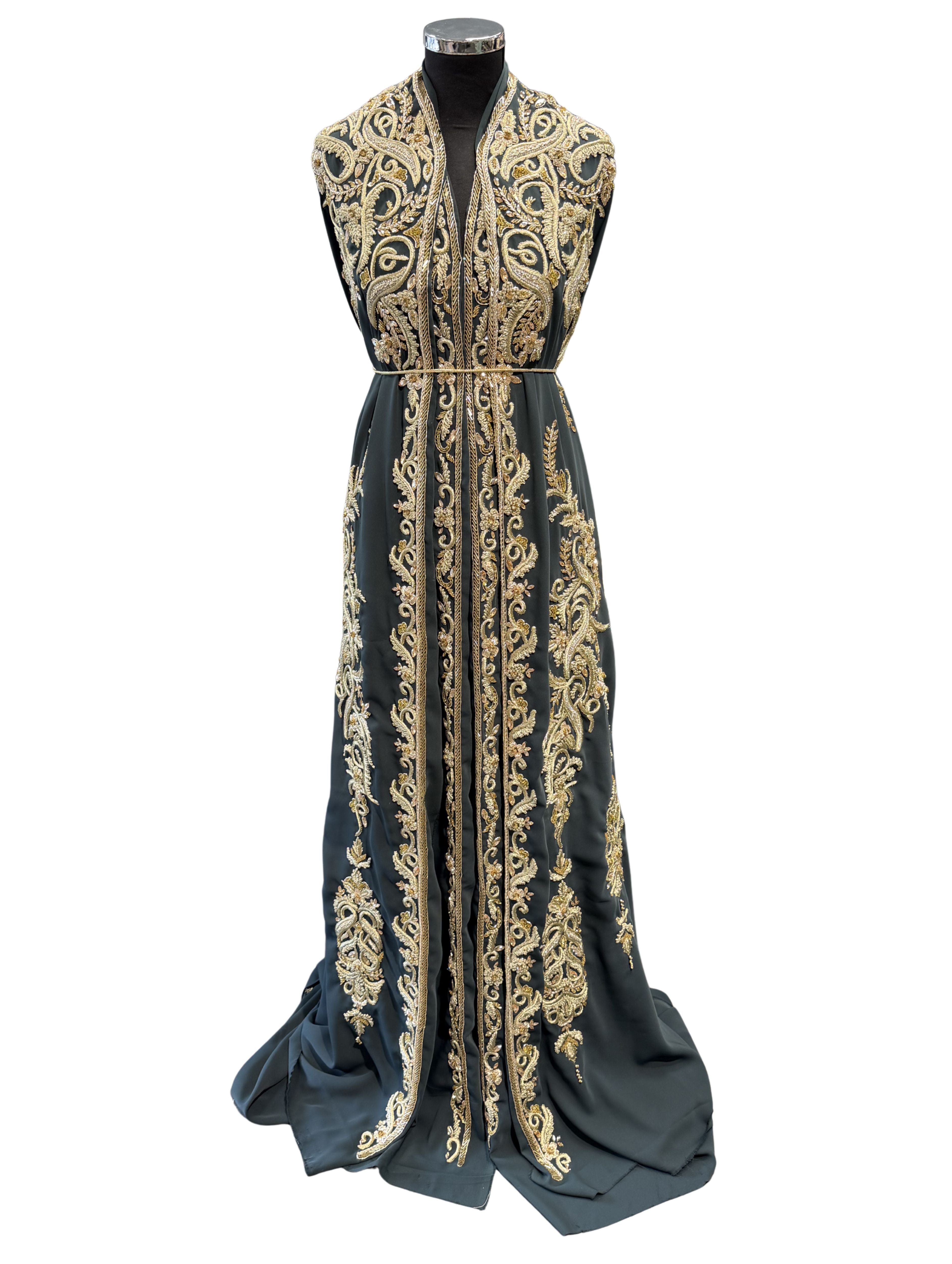 Smaragdgroene crêpe takshita stof met goud borduurwerk, kralen en steentjes voorkant