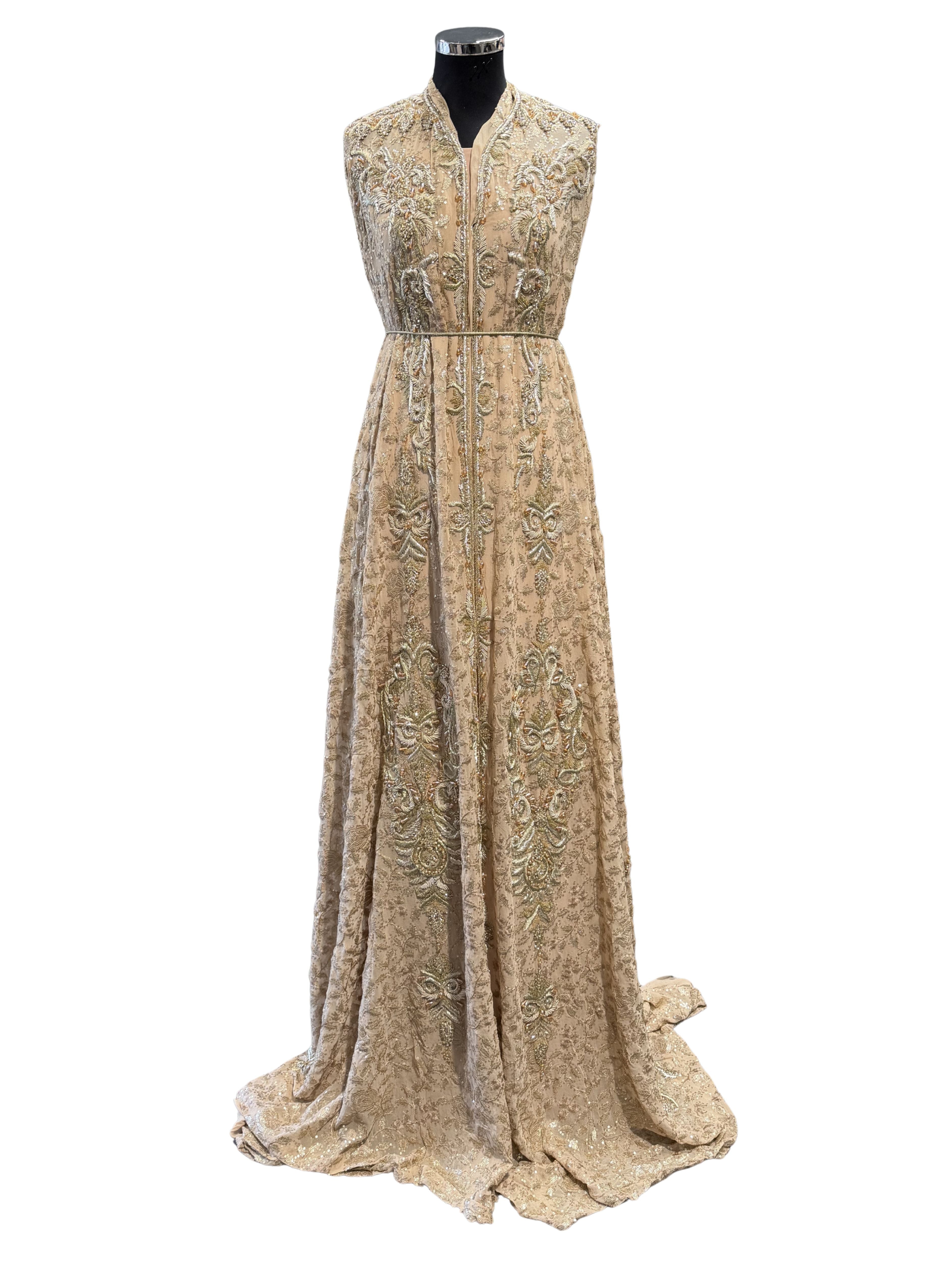 Warm beige takshita stof met goud borduurwerk, steentjes en kralen voorkant