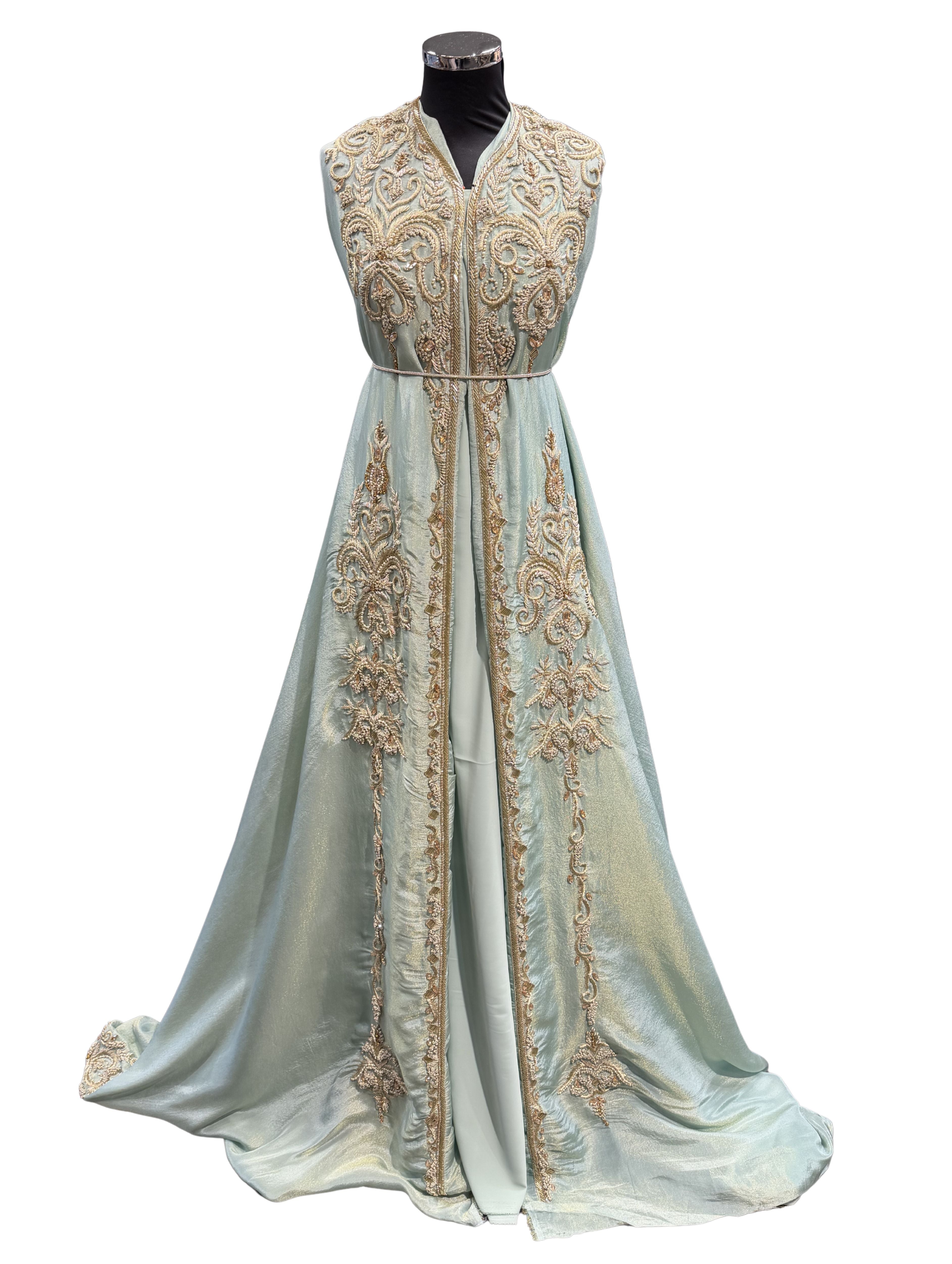 Zeegroene metallic organza takshita stof met gouden bewerking voorkant