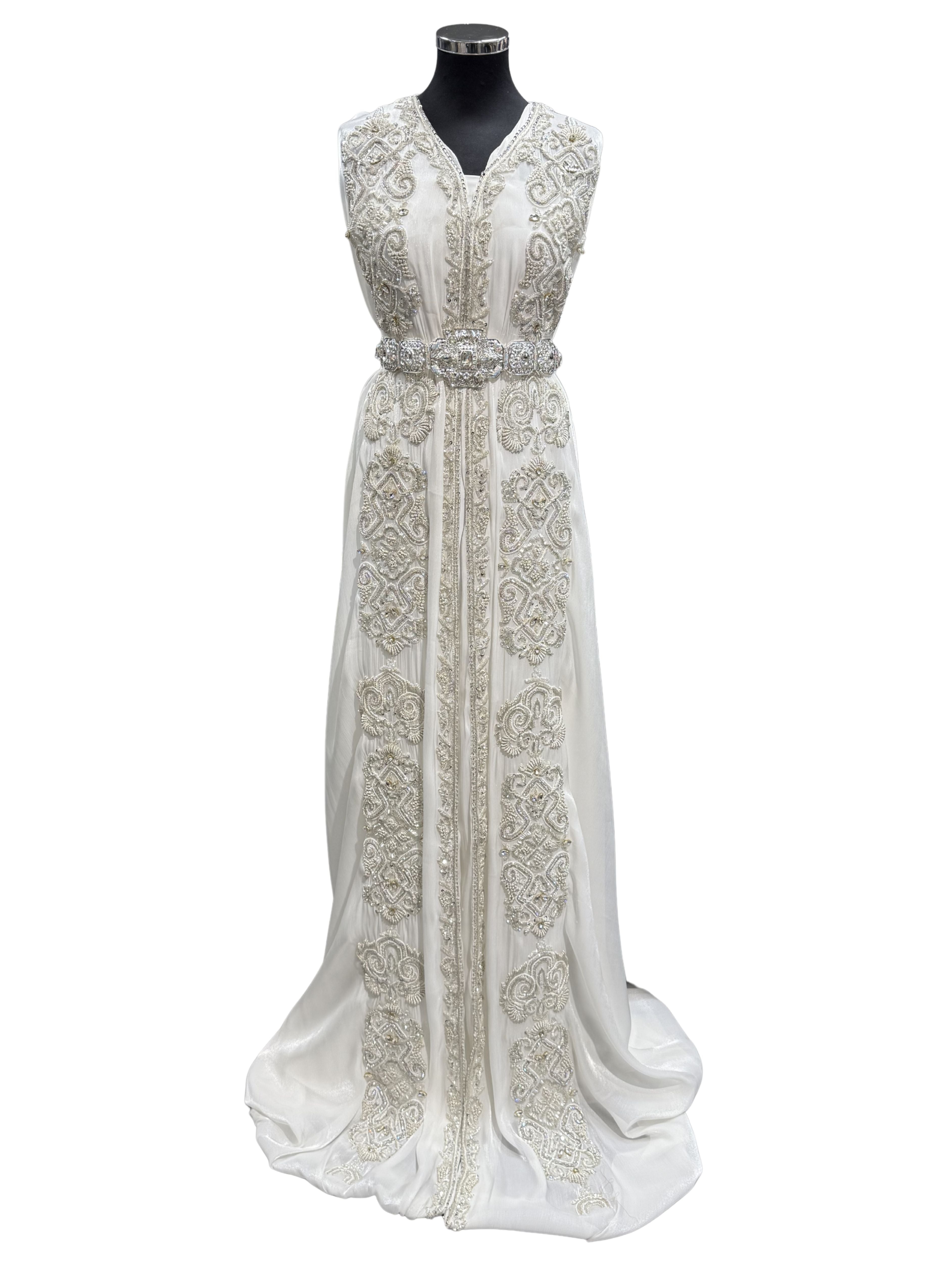 Voorkant van witte soepel vallende organza takshita stof, bewerkt met zilverkleurige stenen en kralen.