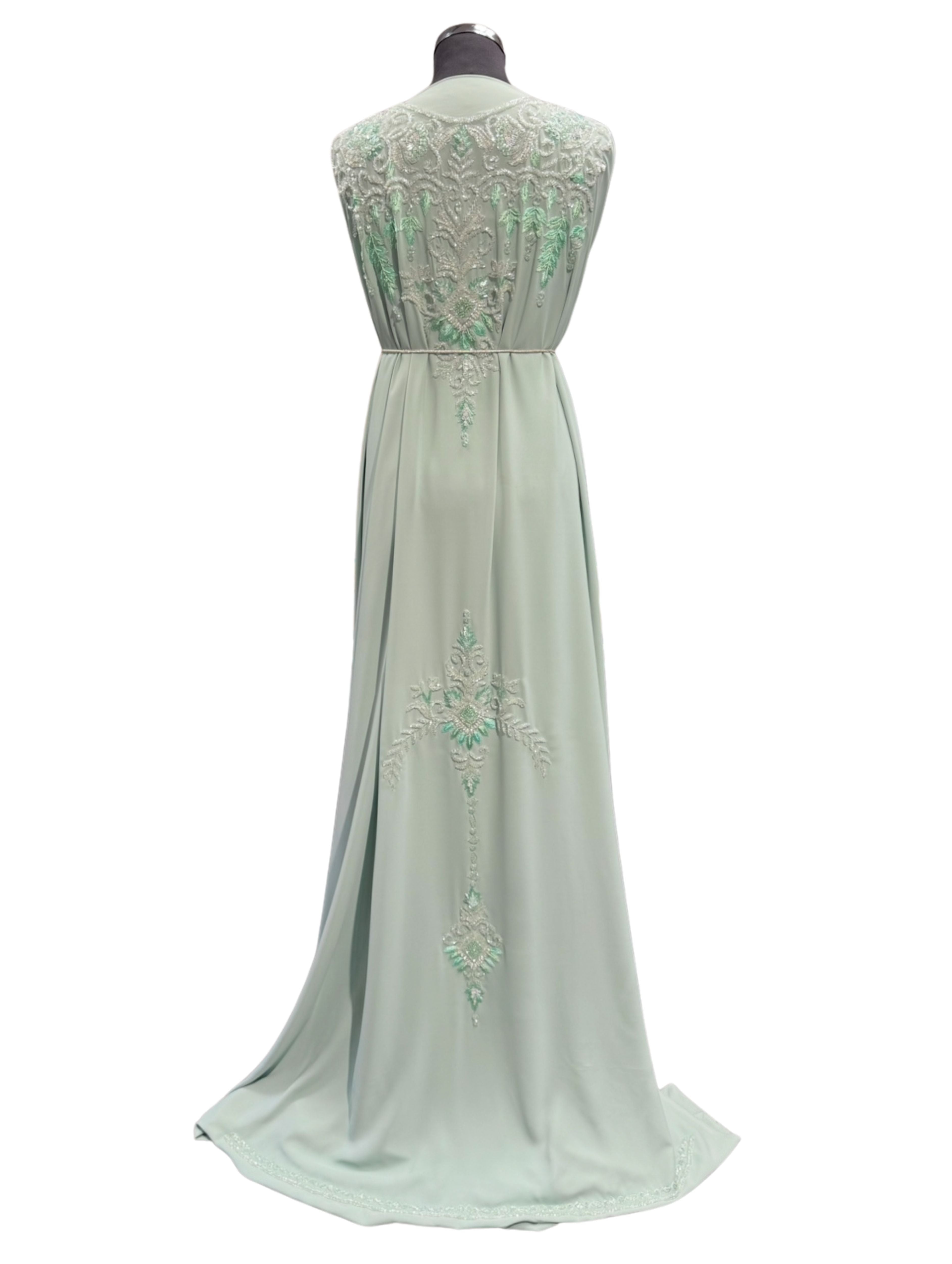 Achterkant van zacht zeegroene soepel vallende crêpe stof met een subtiele ton-sur-ton afwerking.