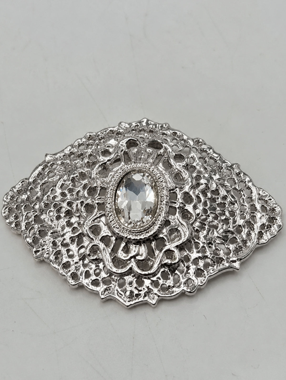 Zilveren broche met heldere stenen in Marokkaanse stijl, een elegant sieraad voor een Marokkaanse kaftan of takshita.