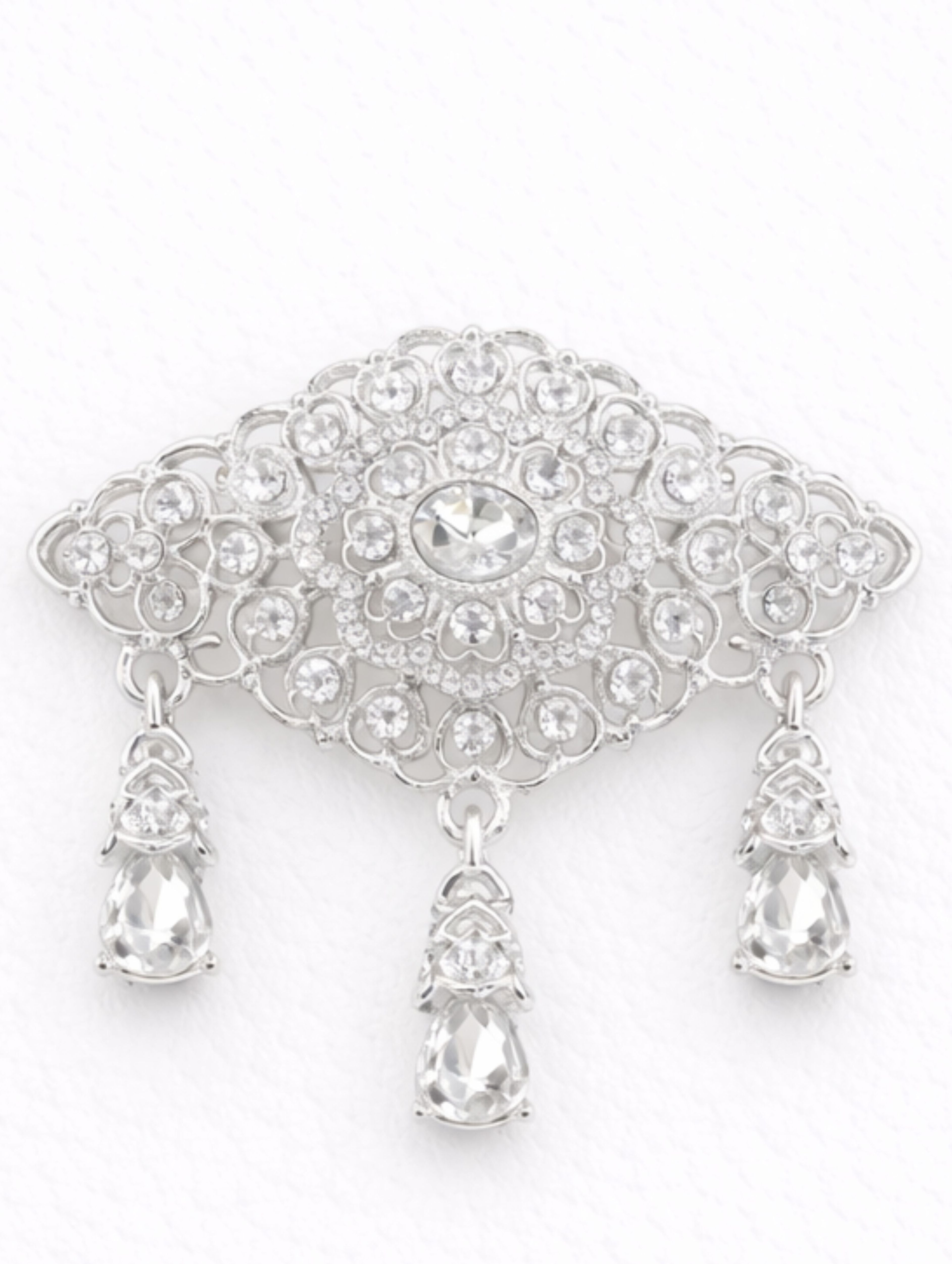 Zilveren broche met heldere stenen in Marokkaanse stijl, uitgevoerd in zilverkleurige afwerking met transparante stenen, geschikt voor feestelijke en stijlvolle gelegenheden.