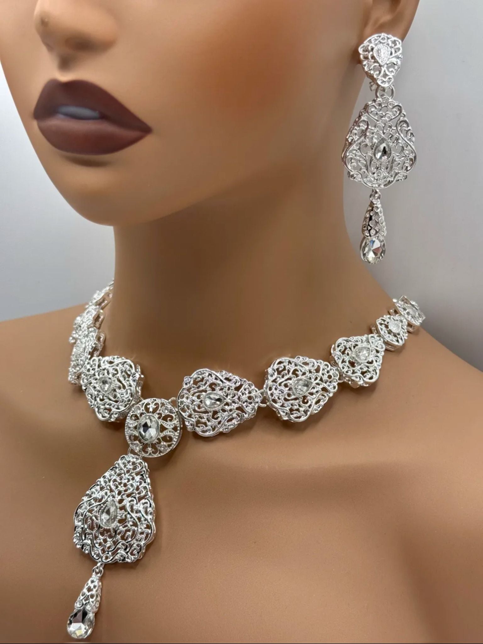 Elegante zilveren ketting met oorbellen met heldere stenen, ideaal bij een takshita of feestelijke outfit.