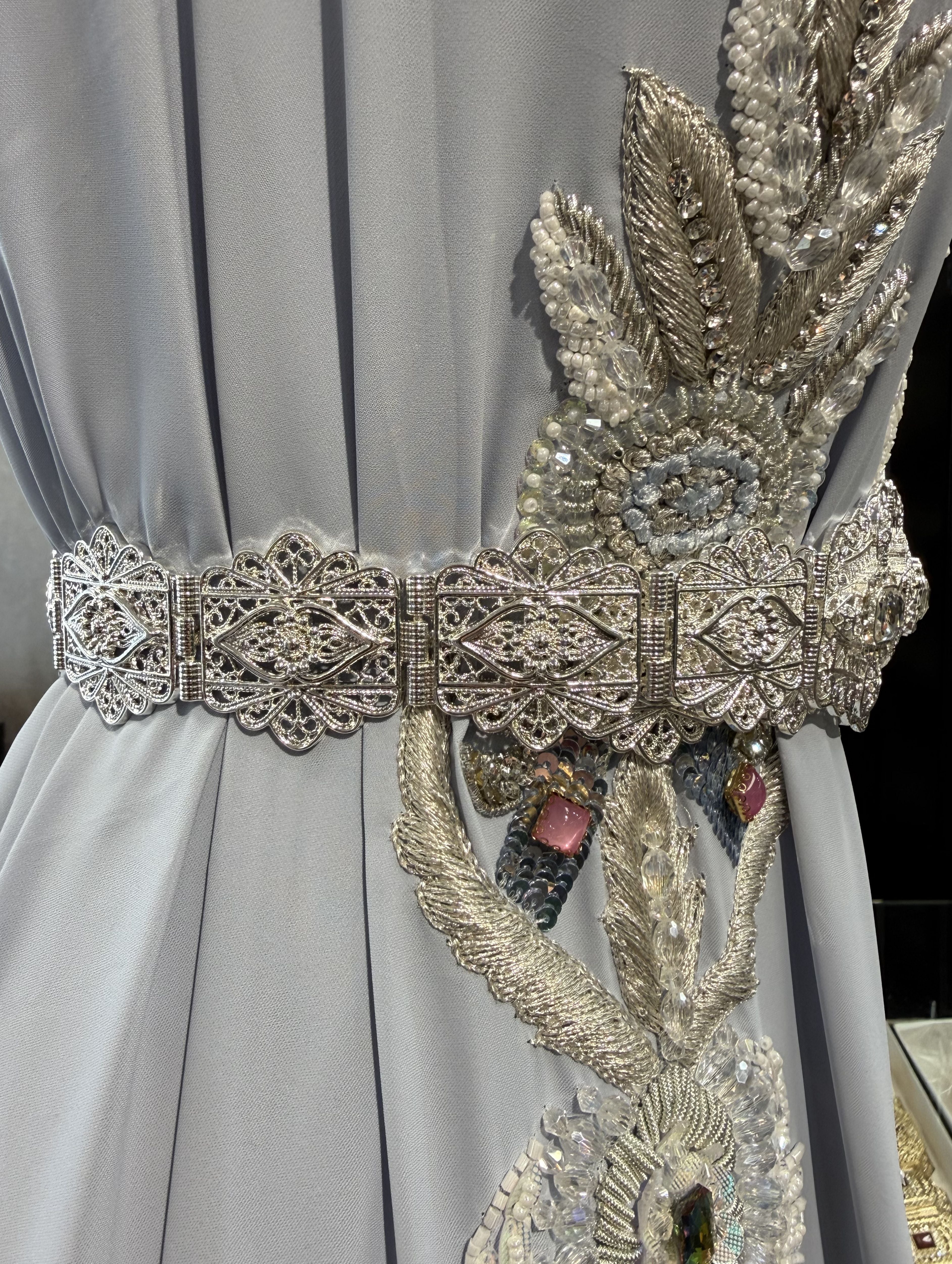 Profiel van zilveren mdamma riem met heldere stenen