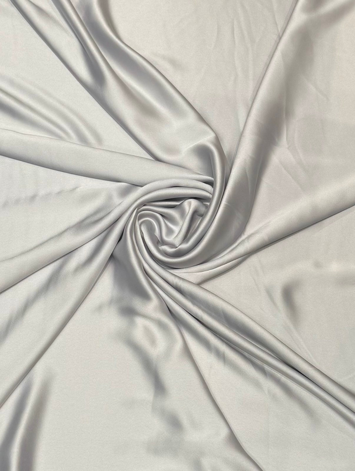 Soepelvallende ice grijze crepe satijn met een zijdeglans.