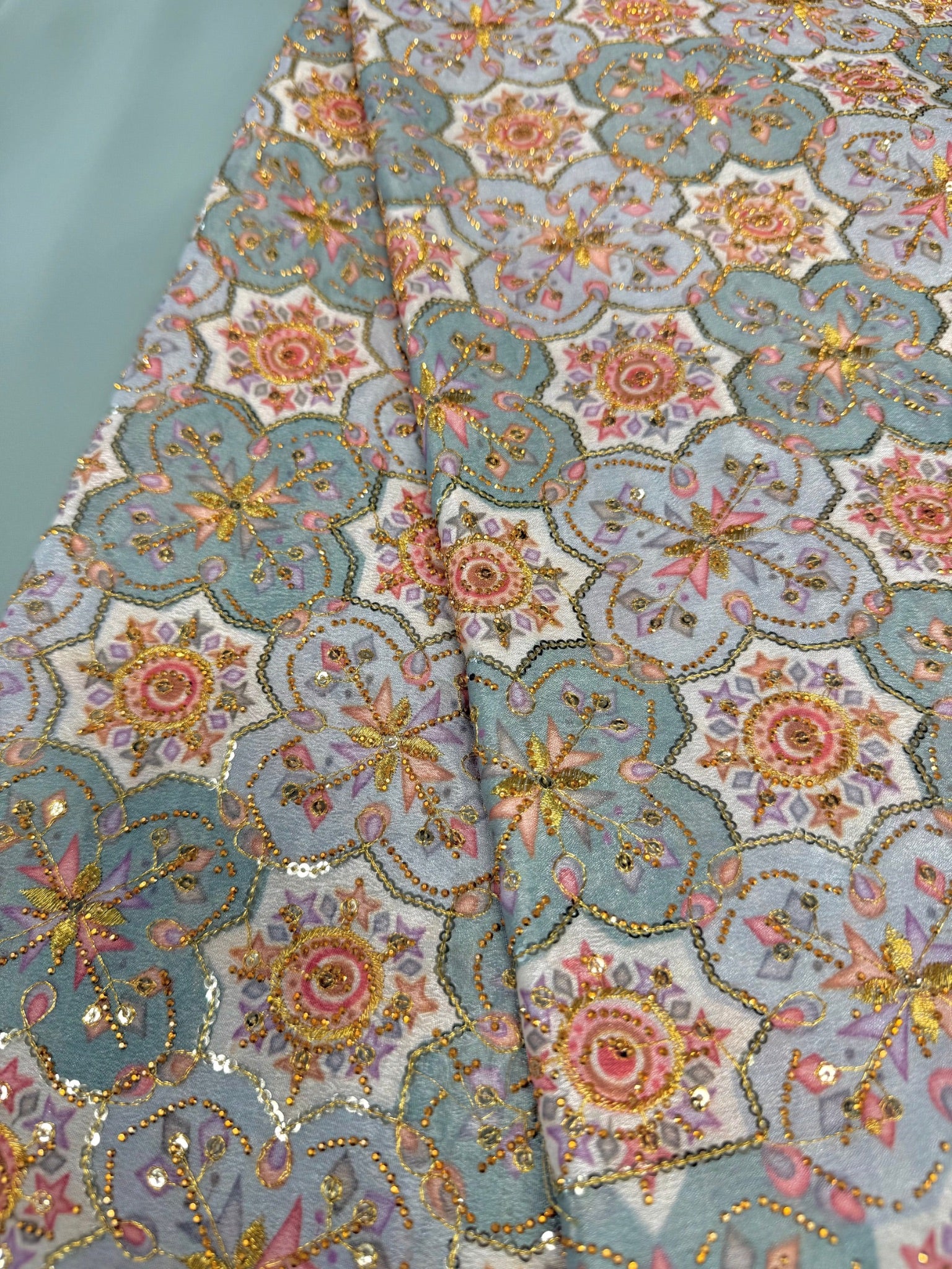 Luxe zeegroene sari stof met glinsterende gouden steentjes, perfect voor Marokkaanse takshita of caftan.