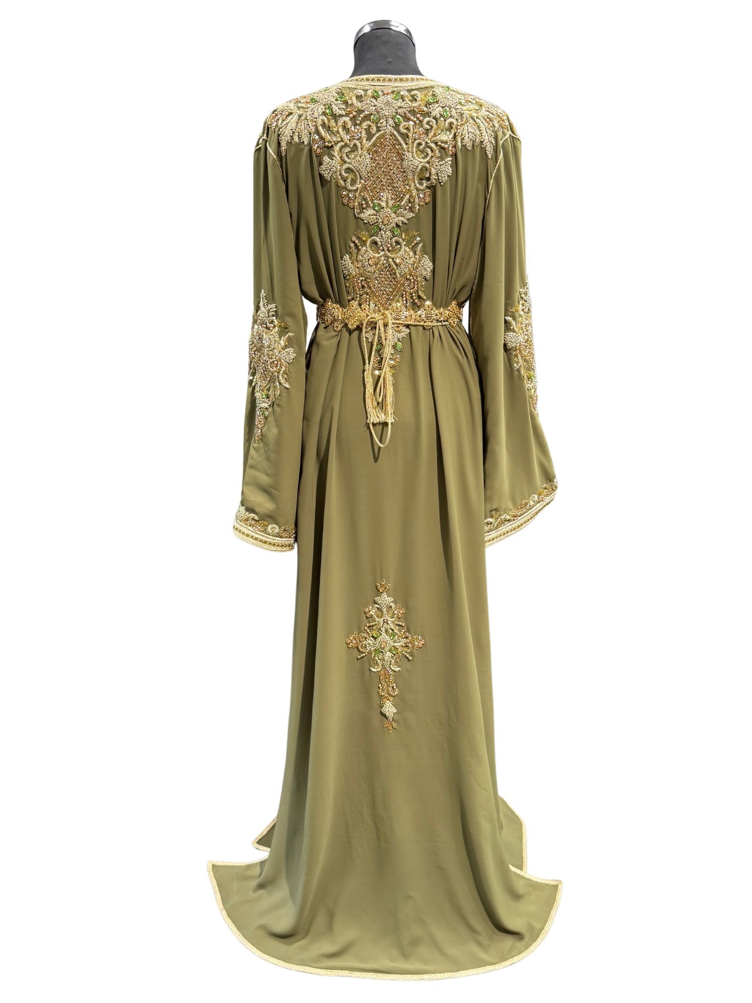 kant-en-klare takshita in mosgroen met gouden details.