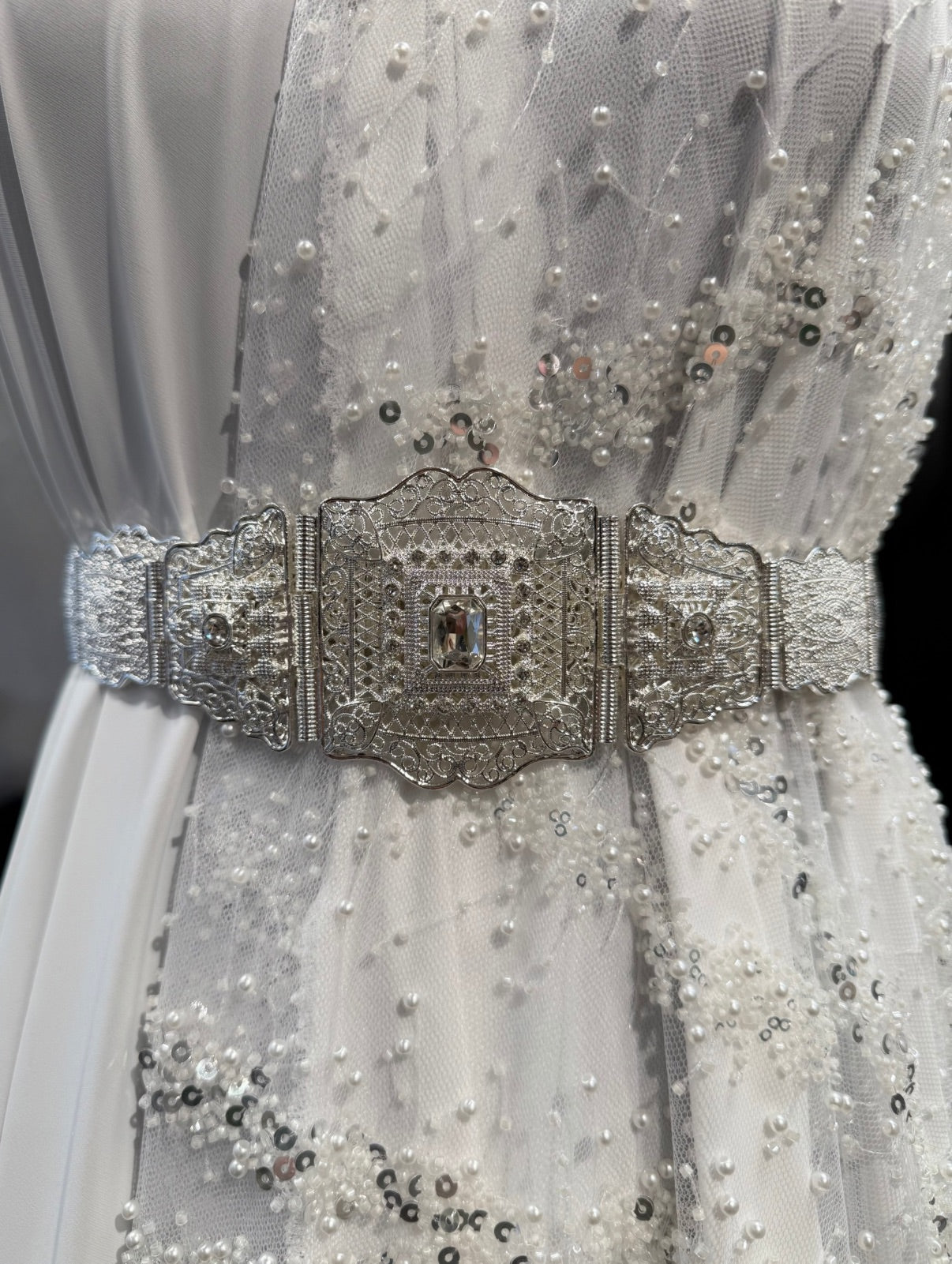 Zilveren taqlidi riem, traditionele Marokkaanse mdamma riem met heldere stenen, gedragen bij een takshita