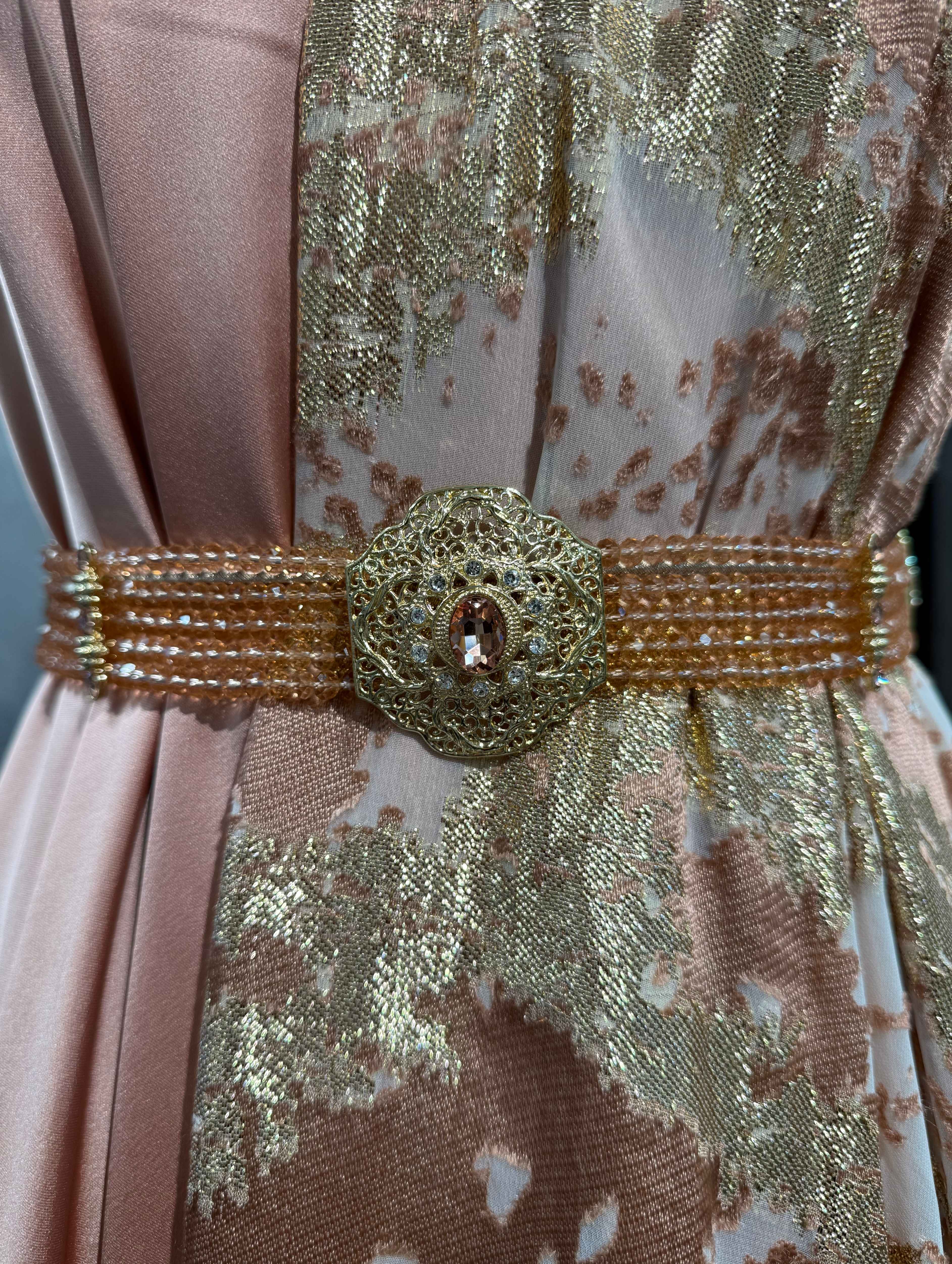 Gouden riem met zalmkleurige stenen en kralen