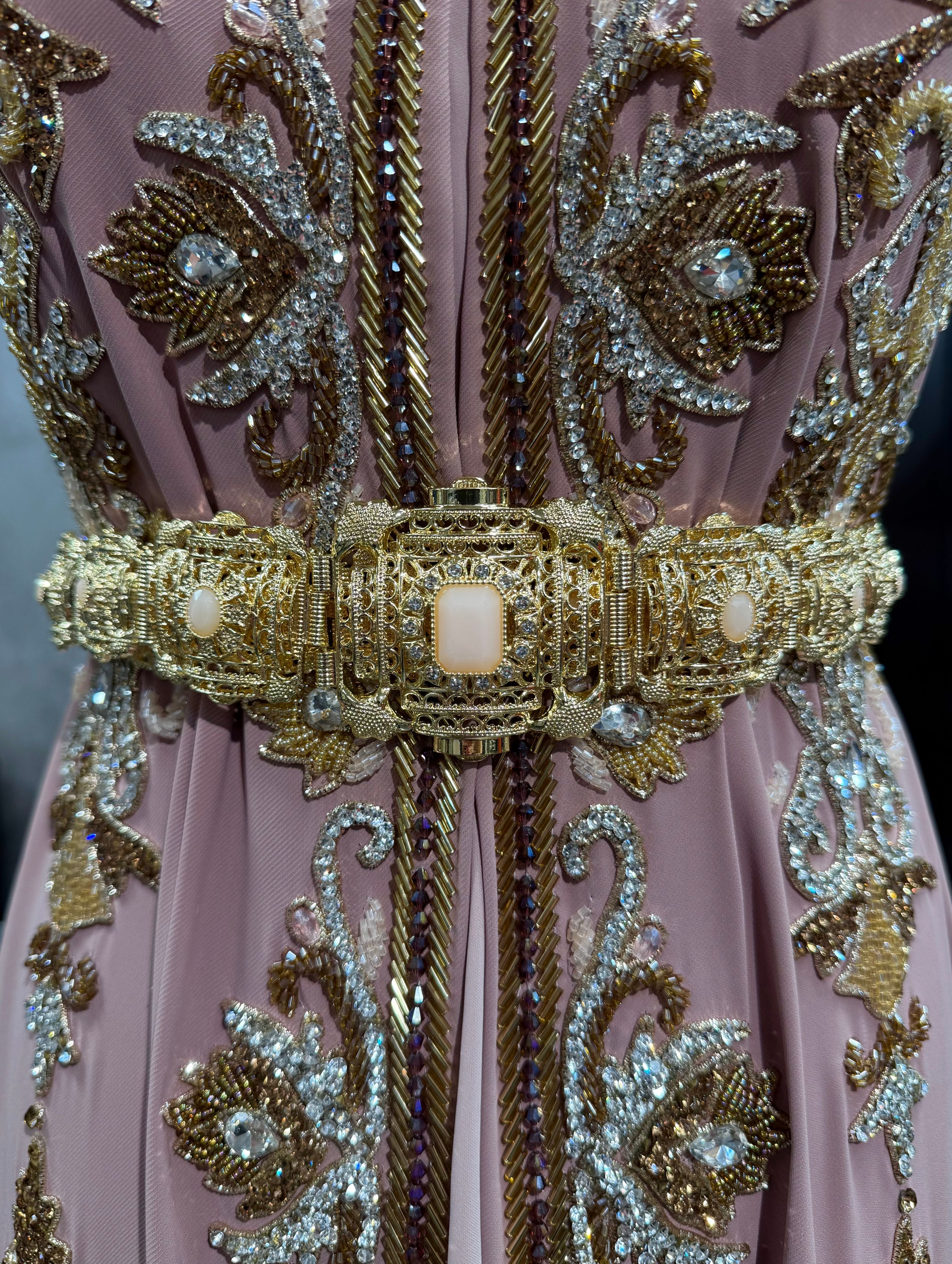 Gouden riem met poederroze stenen