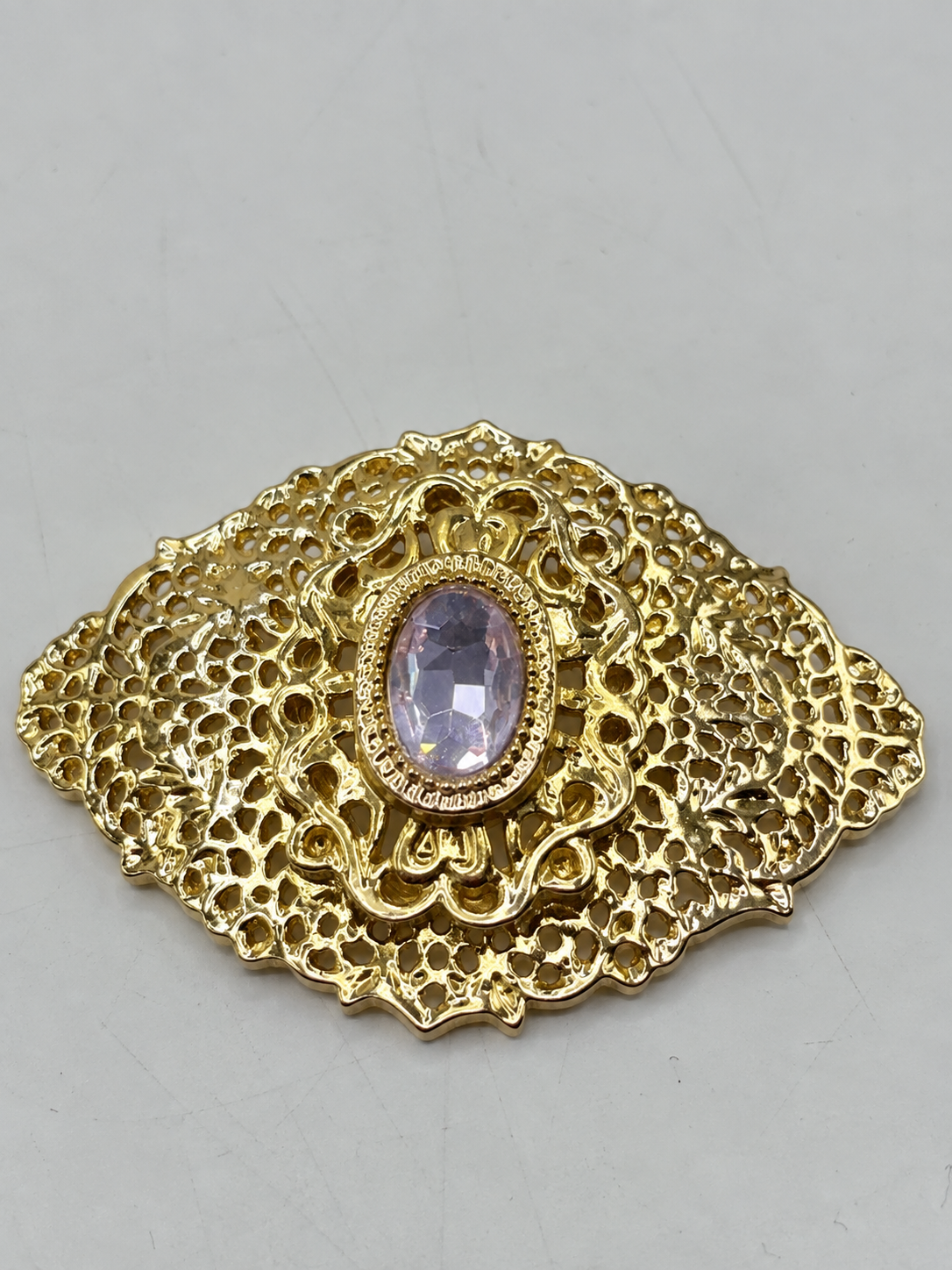 Gouden broche met roze stenen