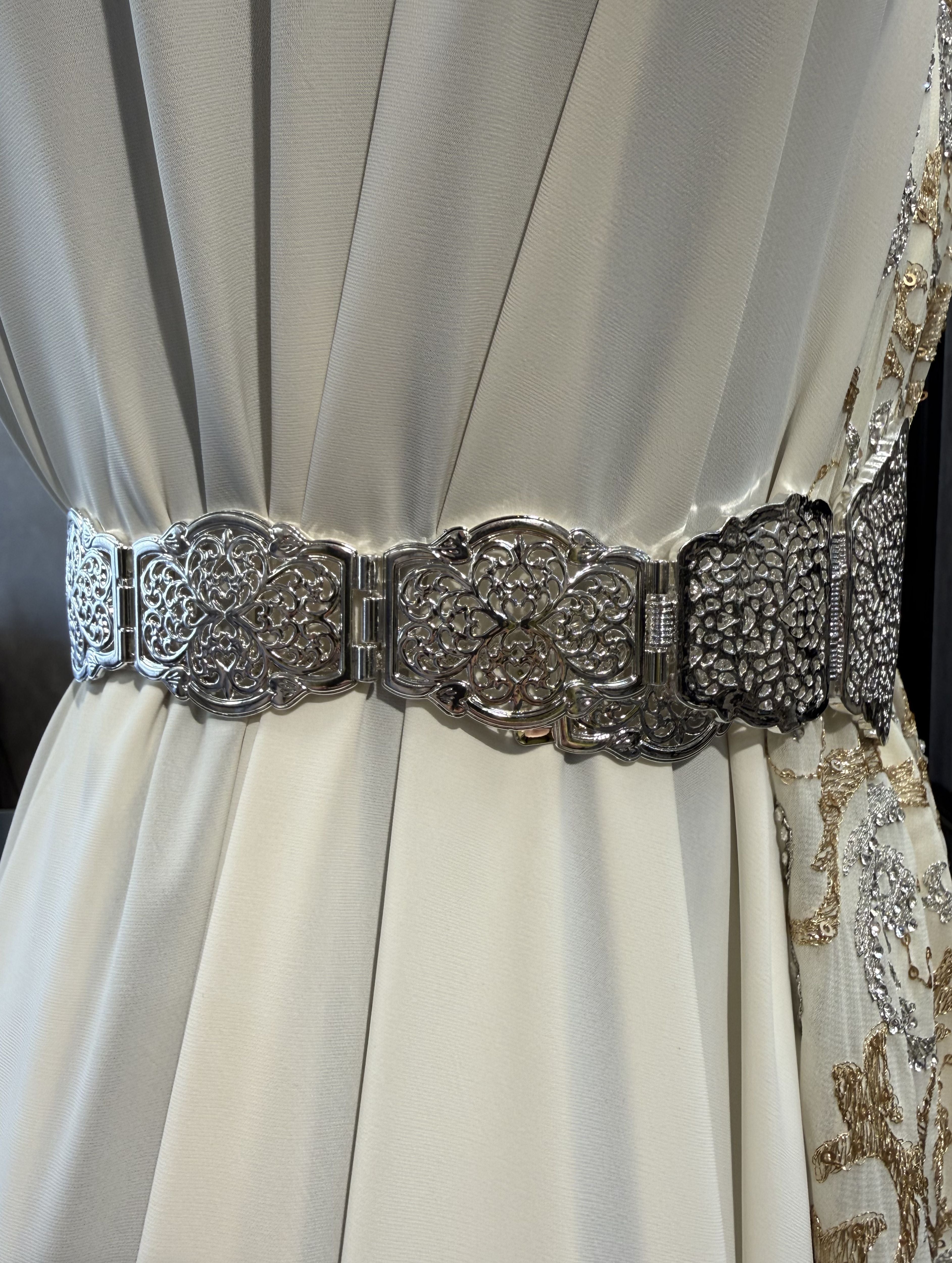 Cinturón plateado sin piedras