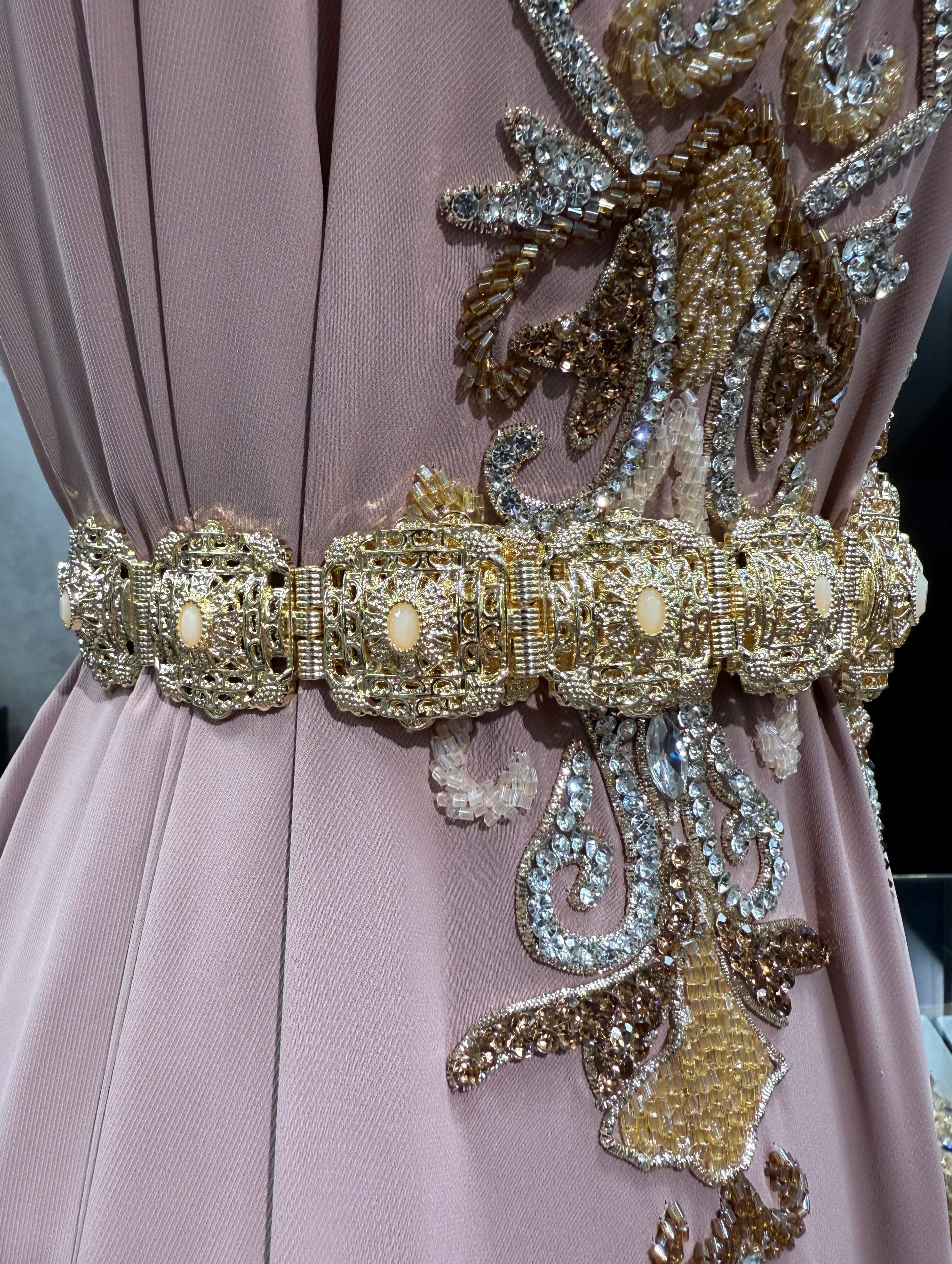 Gouden riem met poederroze stenen