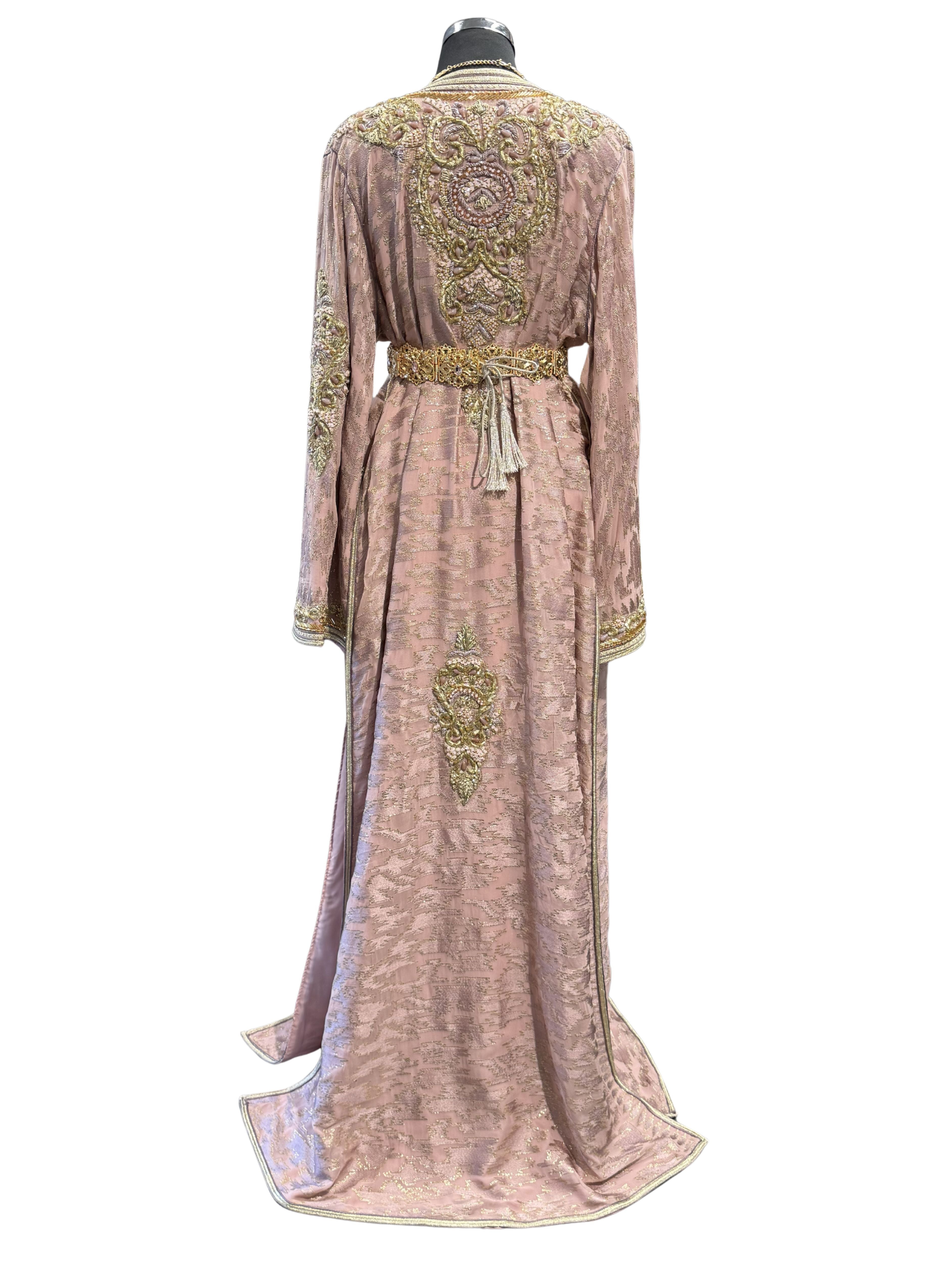 Achterkant van oudroze takshita met gouden bewerking en elegante pasvorm.