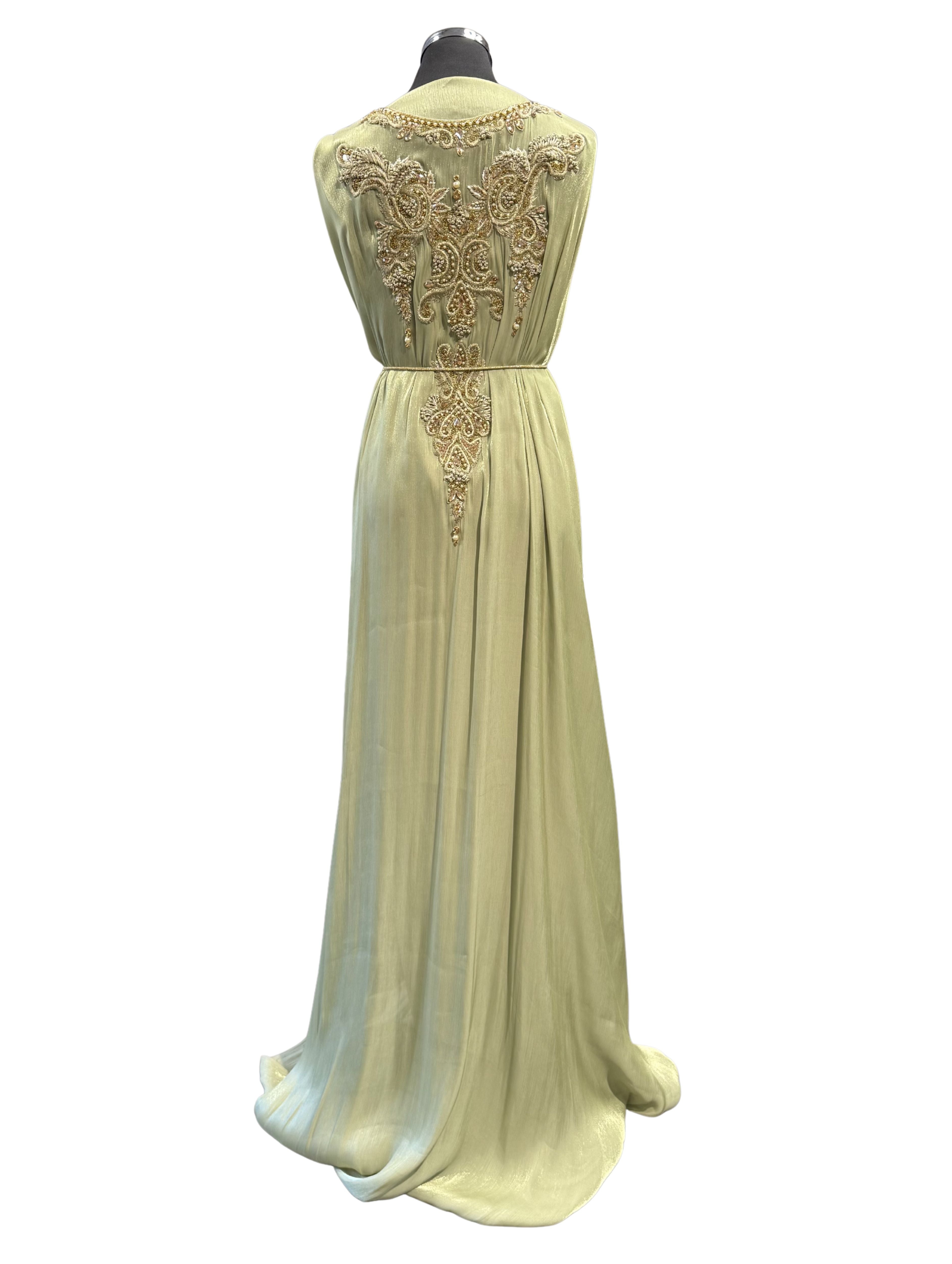 Achterkant van soepelvallende pistache organza takshita stof zonder borduurwerk.