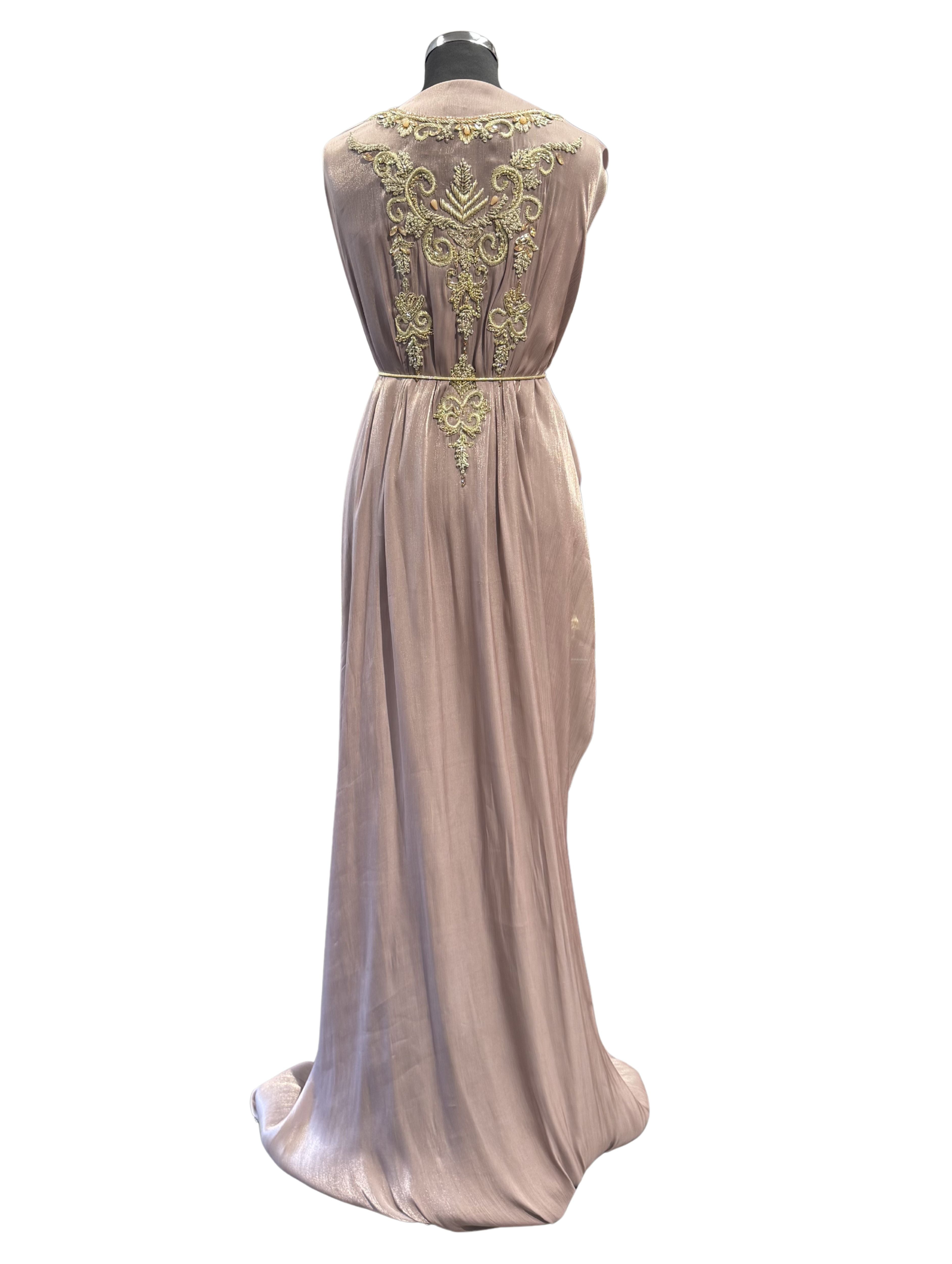 Achterkant van soepelvallende warm taupe organza takshita stof zonder bewerking.