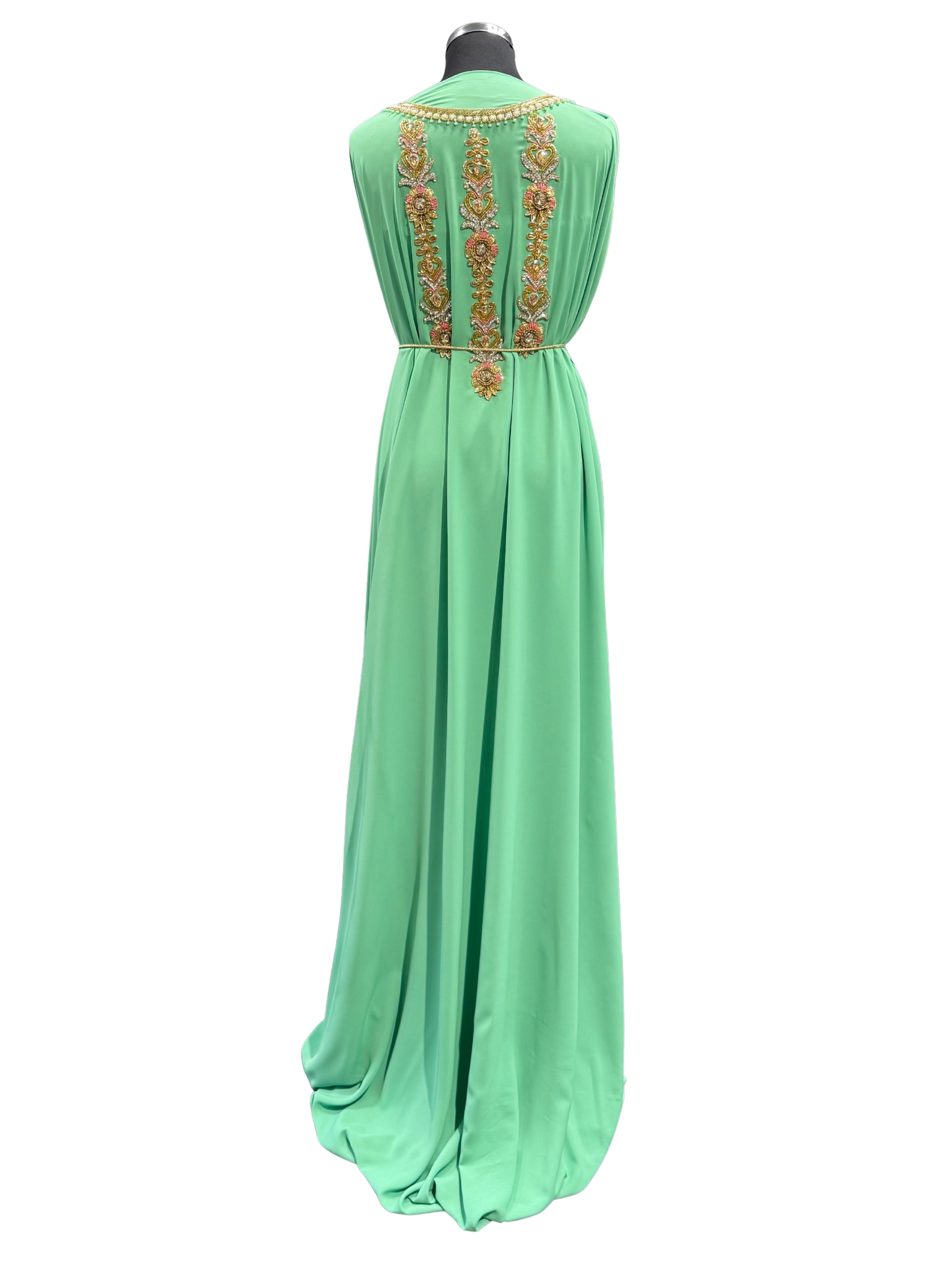 Achterkant van aqua groene soepel vallende crêpe stof met subtiele goudkleurige versiering langs de lengte van de stof.