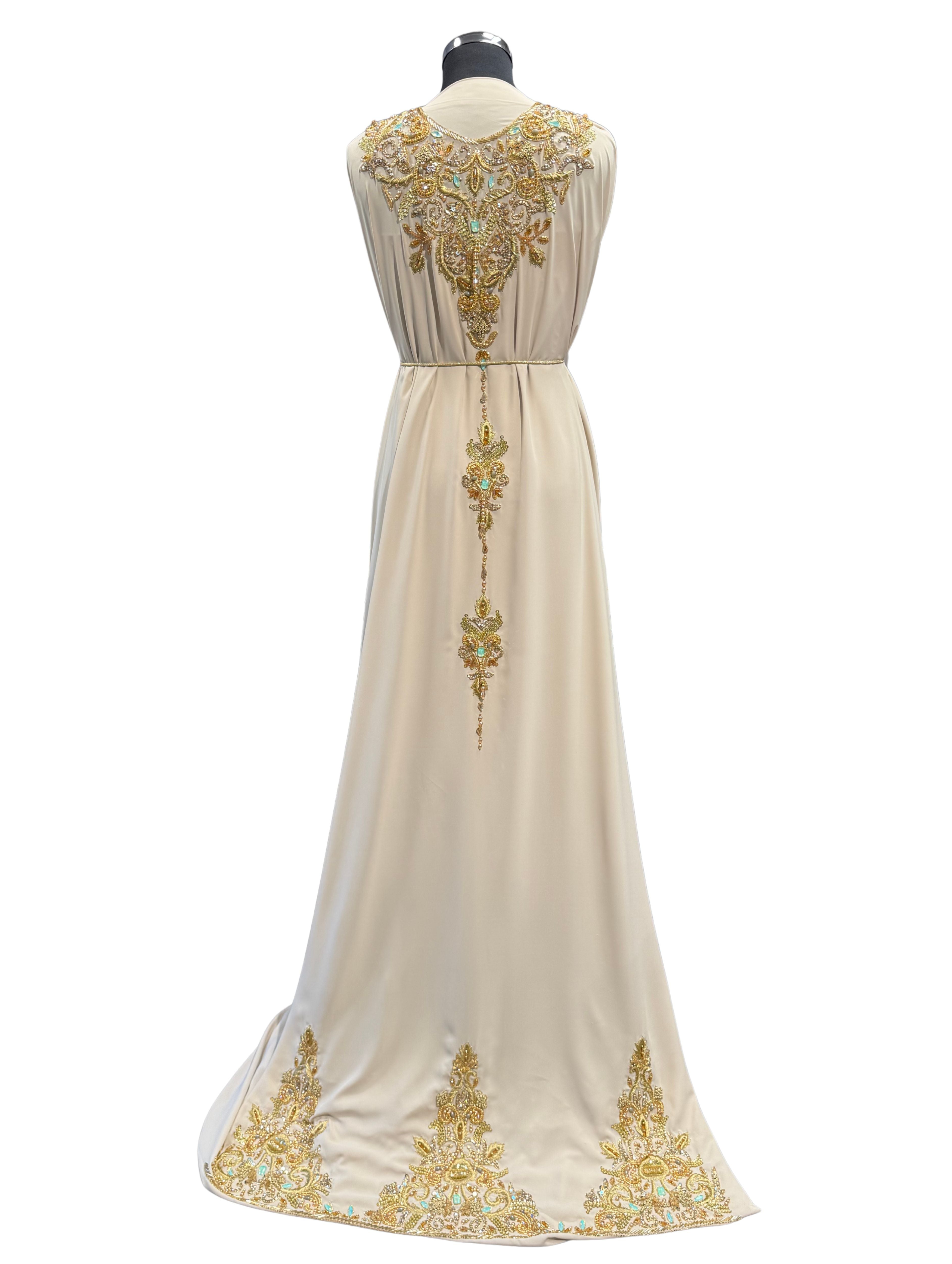 Achterkant van beige crepe stof, bewerkt met licht turquoise opal steentjes.