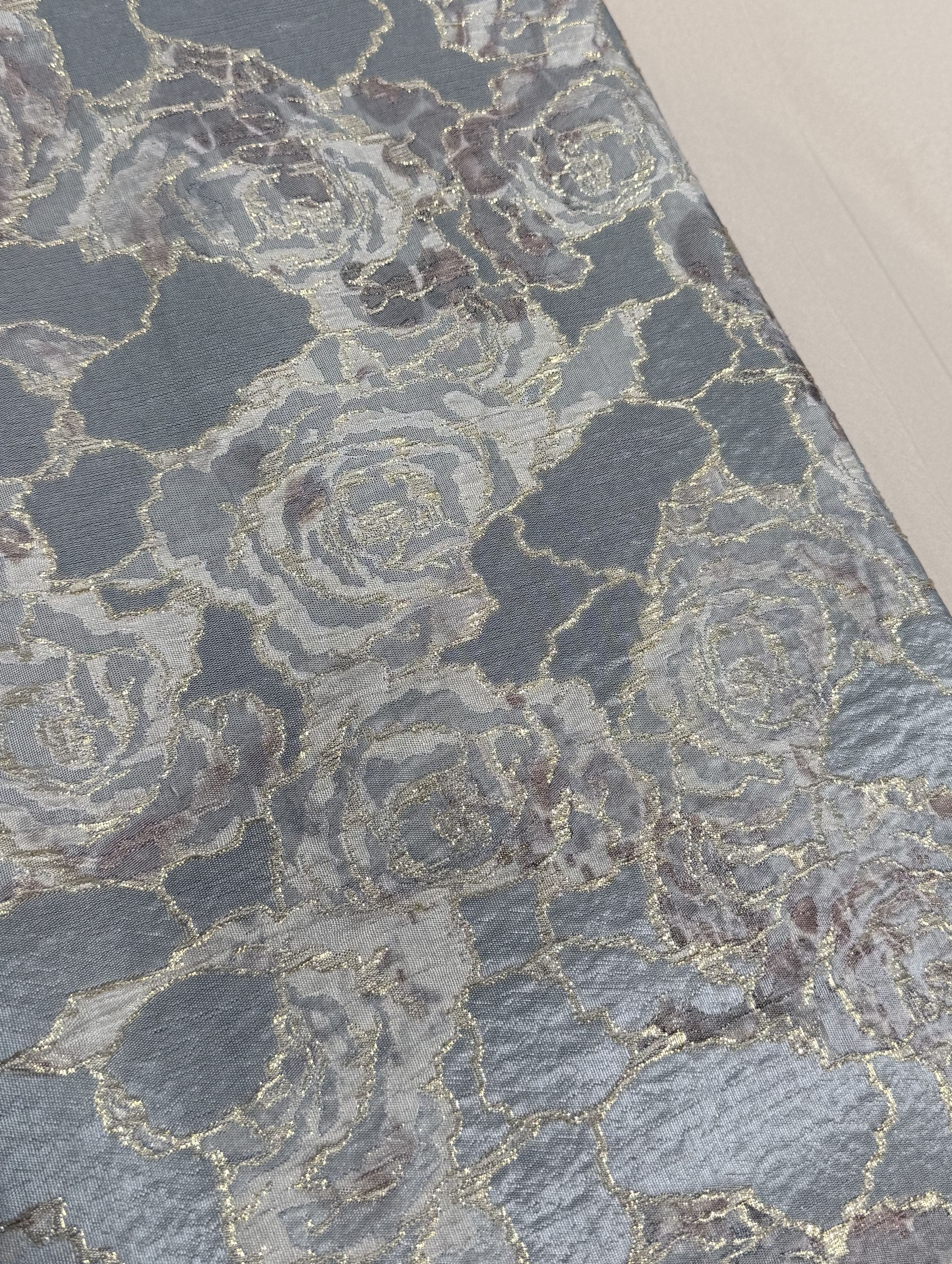 Luxe soepelvallende blauwgrijze brokaat stof met licht oudroze rozenprint. Perfect voor Marokkaanse kleding zoals takshita's en caftans.