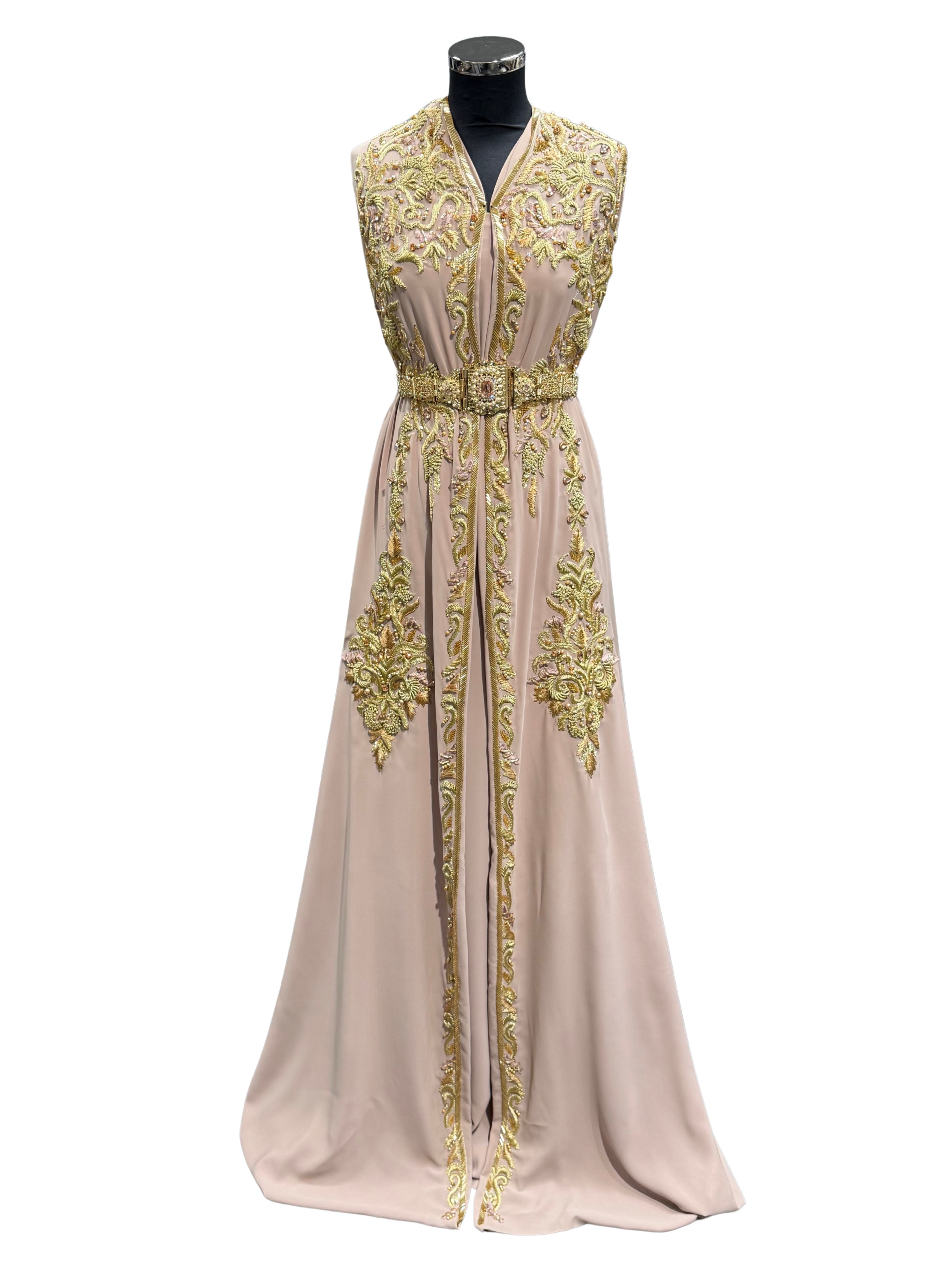 Voorkant van blush nude soepel vallende crêpe stof, bewerkt met goud- en blush nude borduurwerk, parels en steentjes.